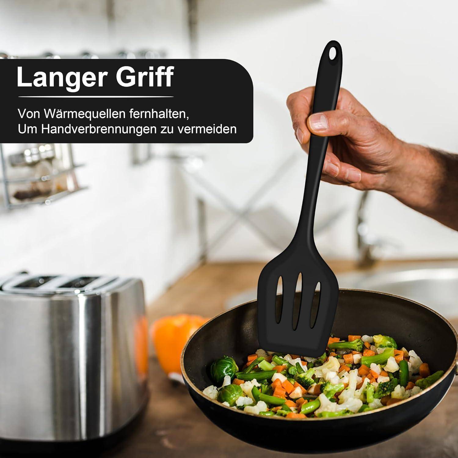 Eine Hand hält einen Pfannenwender über einer Bratpfanne mit Gemüse. Text lautet: 'Langer Griff: Von Wärmequellen fernhalten, um Handverbrennungen zu vermeiden.