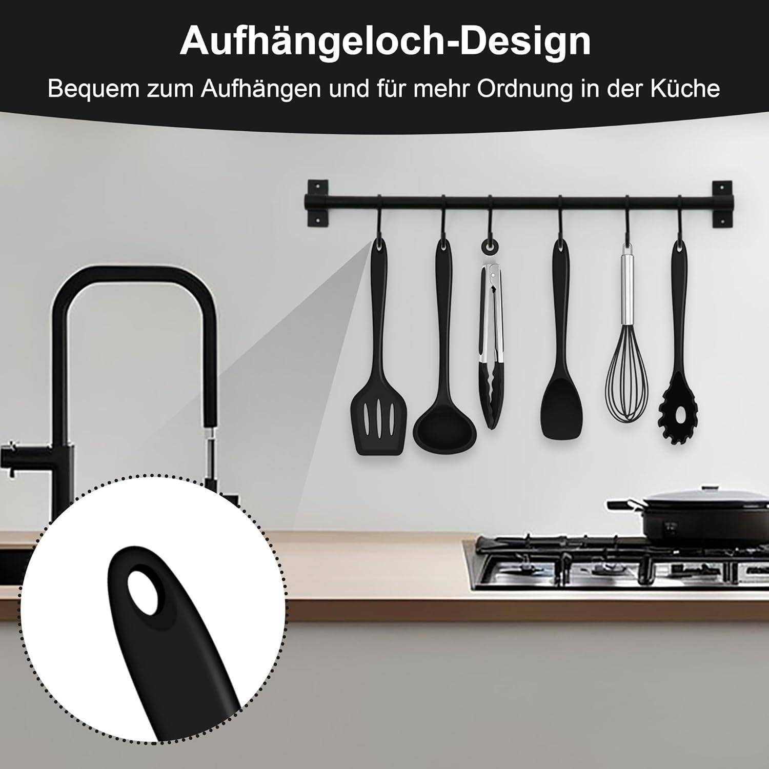 Sieben Küchenutensilien, die an einer Wandschiene in einer modernen Küche hängen, zeigen effiziente Aufbewahrung. Text: Aufhängeloch-Design.