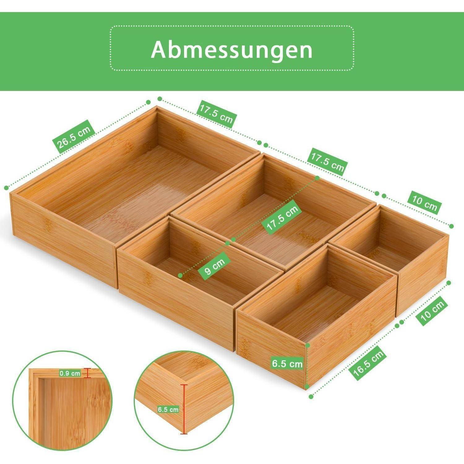 Bambus-Schubladenorganizer in verschiedenen Größen mit Abmessungen: 26,5x17,5 cm, 17,5x17,5 cm usw., in einer Anordnung dargestellt.
