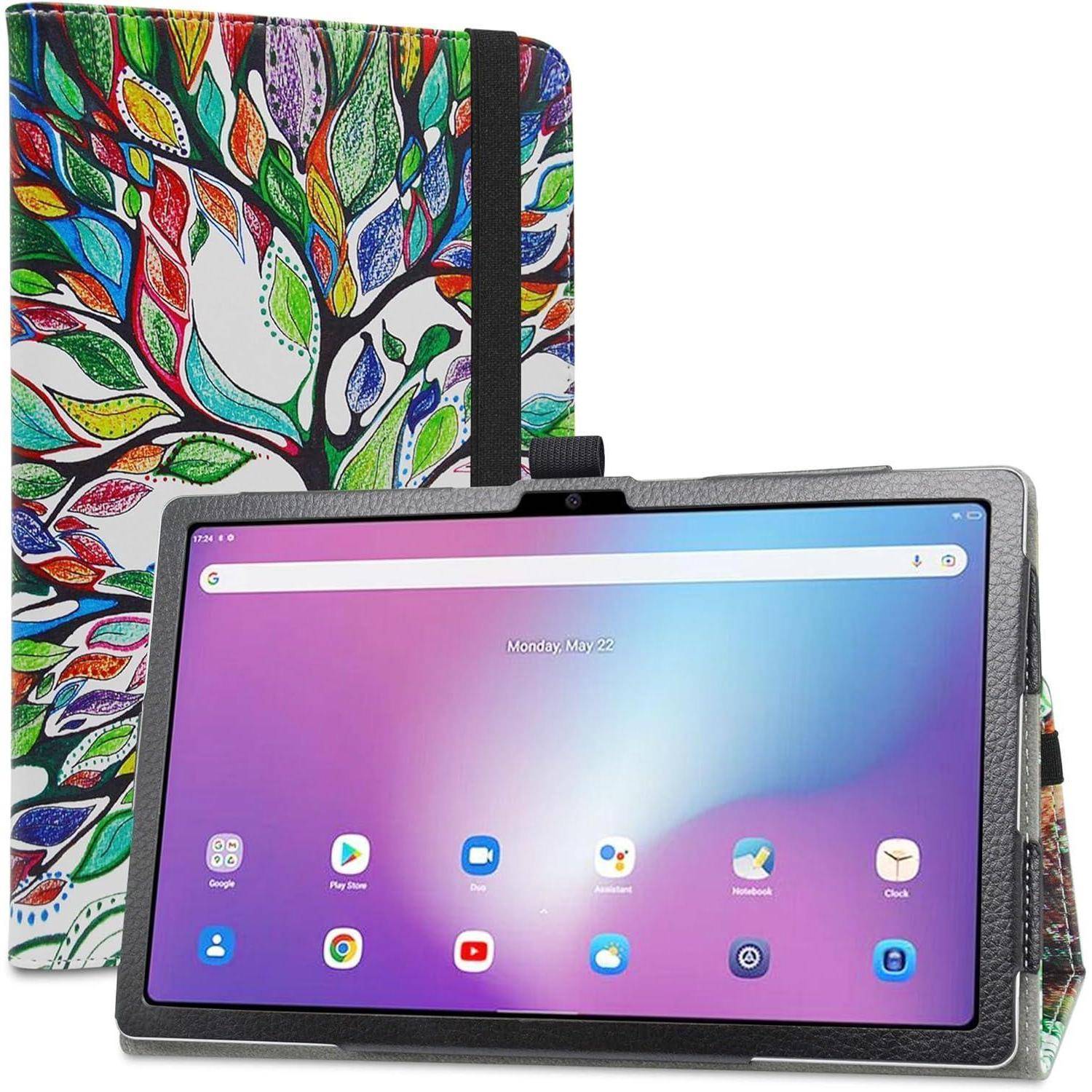 Tablet in einem bunten, baummustrigen Etui, das einen Startbildschirm mit App-Symbolen zeigt, vor einem lebhaften bemalten Hintergrund.