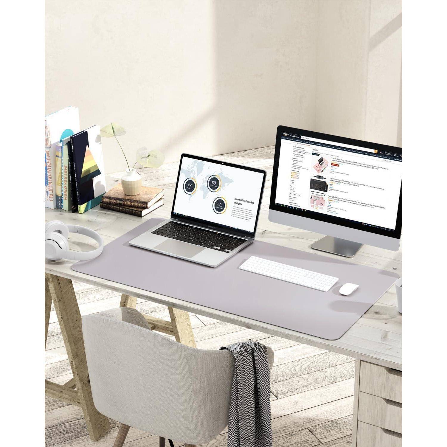 Ein moderner Arbeitsplatz mit einem Laptop und Monitor, auf denen Analysen und Dokumente angezeigt werden. Kopfhörer und Bücher liegen auf einem hellen Holzschreibtisch.