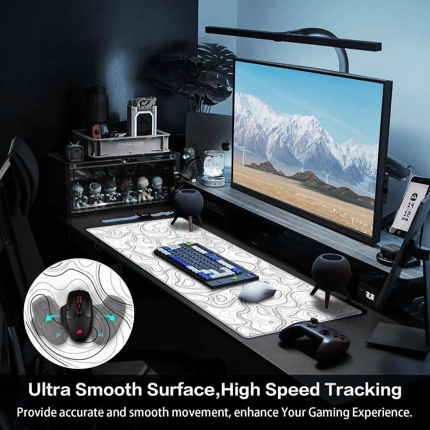 Eine Gaming-Einrichtung mit einem Desktop, der eine Berglandschaft zeigt. Ein großes Mousepad mit Kartendesign. Text: 'Ultra glatte Oberfläche, High-Speed-Tracking'.