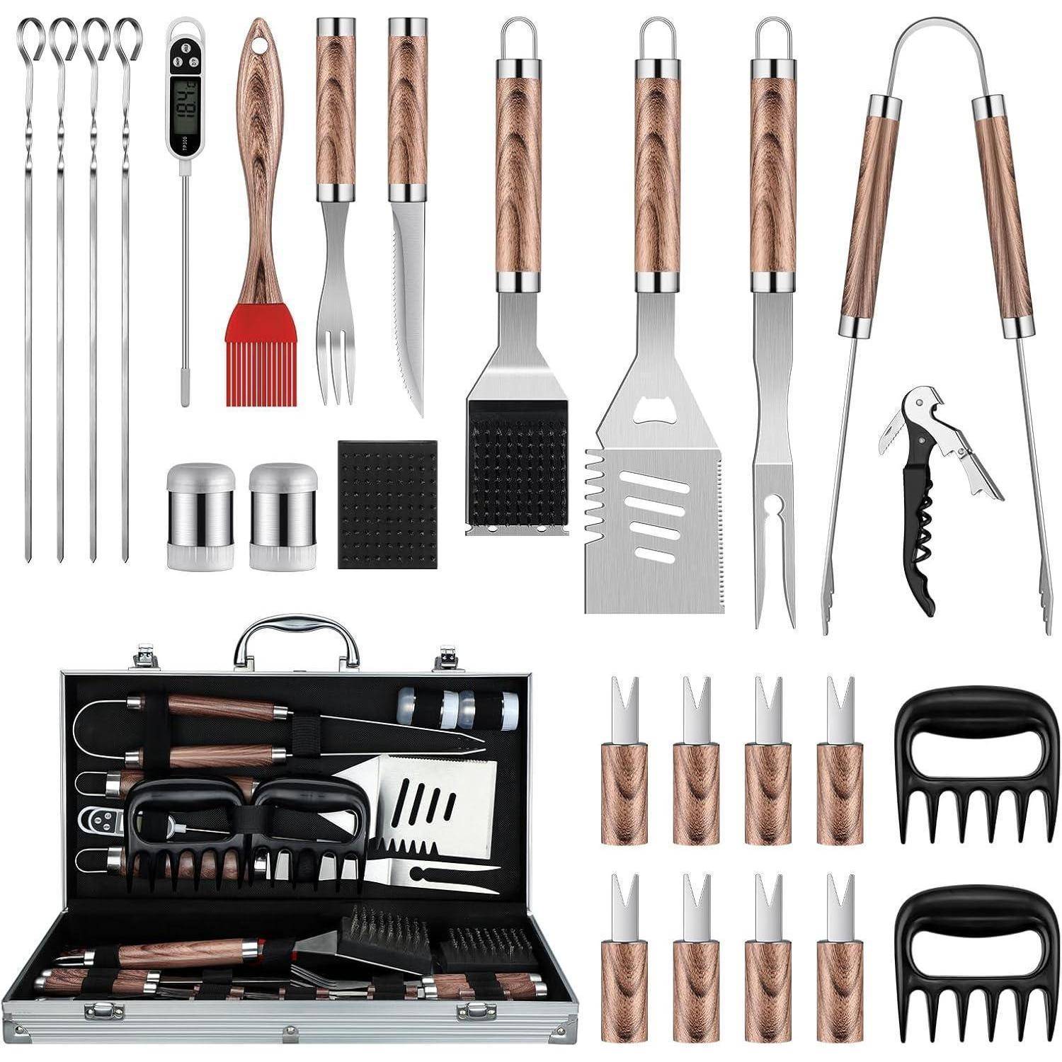Grillwerkzeug-Set in einer Tasche, einschließlich Grillspieße, Grillzange, Grillwender, Fleischklauen, Salz- und Pfefferstreuer, Thermometer und weiteren Utensilien.