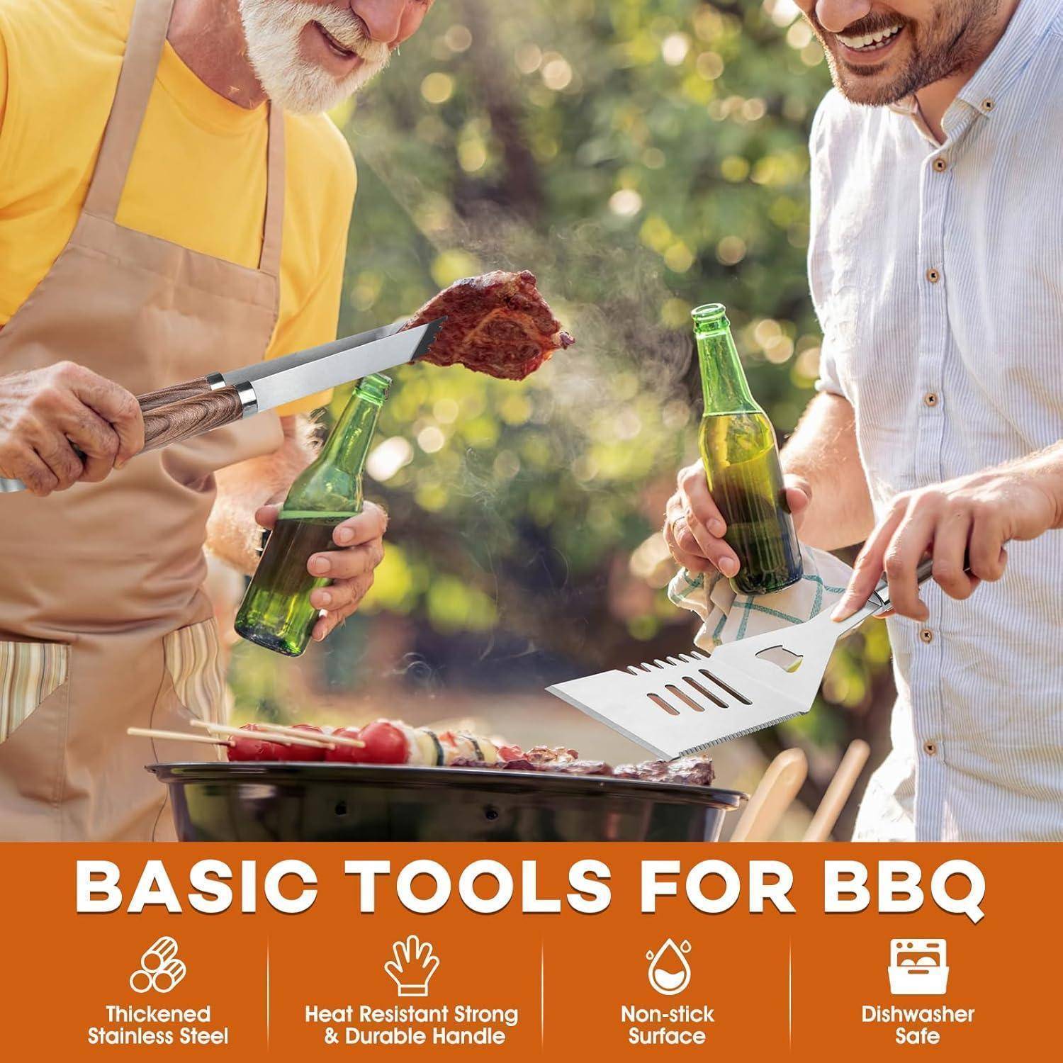 Zwei Personen grillen im Freien und halten einen Pfannenwender und eine Grillzange. Darunter die Beschriftung 