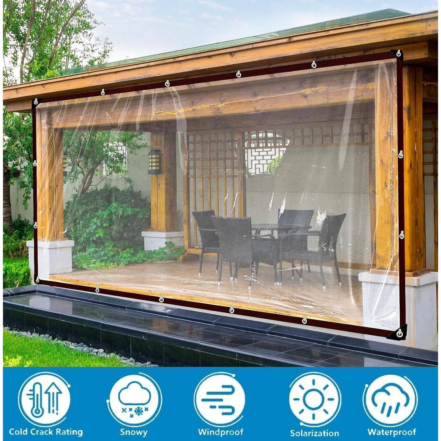 Eine Holzterrasse mit transparenten Vorhängen umschließt einen Tisch und Stühle und bietet Schutz vor Witterung. Icons zeigen Wetterschutzmerkmale: Kälterissklassifikation, Schnee, winddicht, Solarisation, wasserdicht.