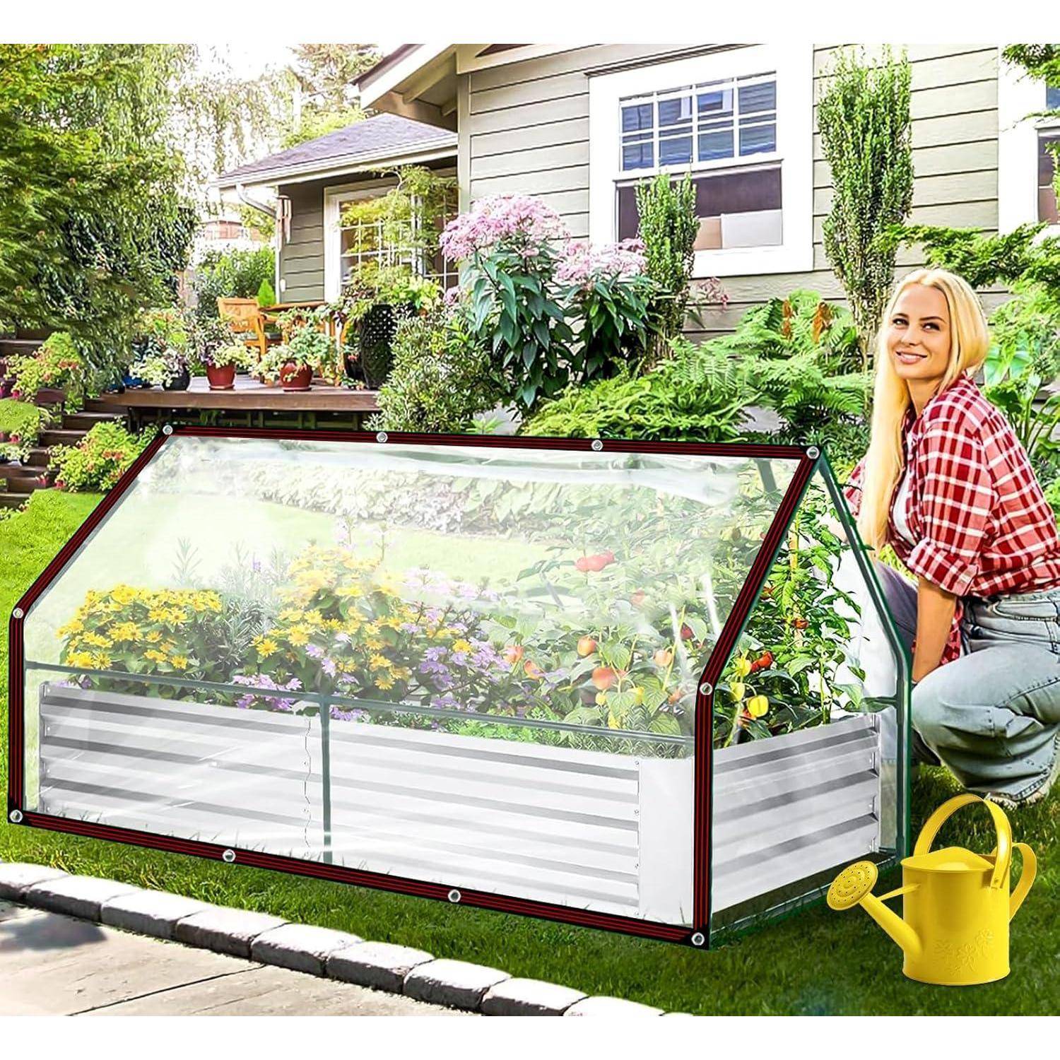 Eine Frau kniet neben einem kleinen Gewächshaus voller blühender Blumen in einem Garten. Eine gelbe Gießkanne steht in der Nähe, und im Hintergrund ist ein Haus zu sehen.