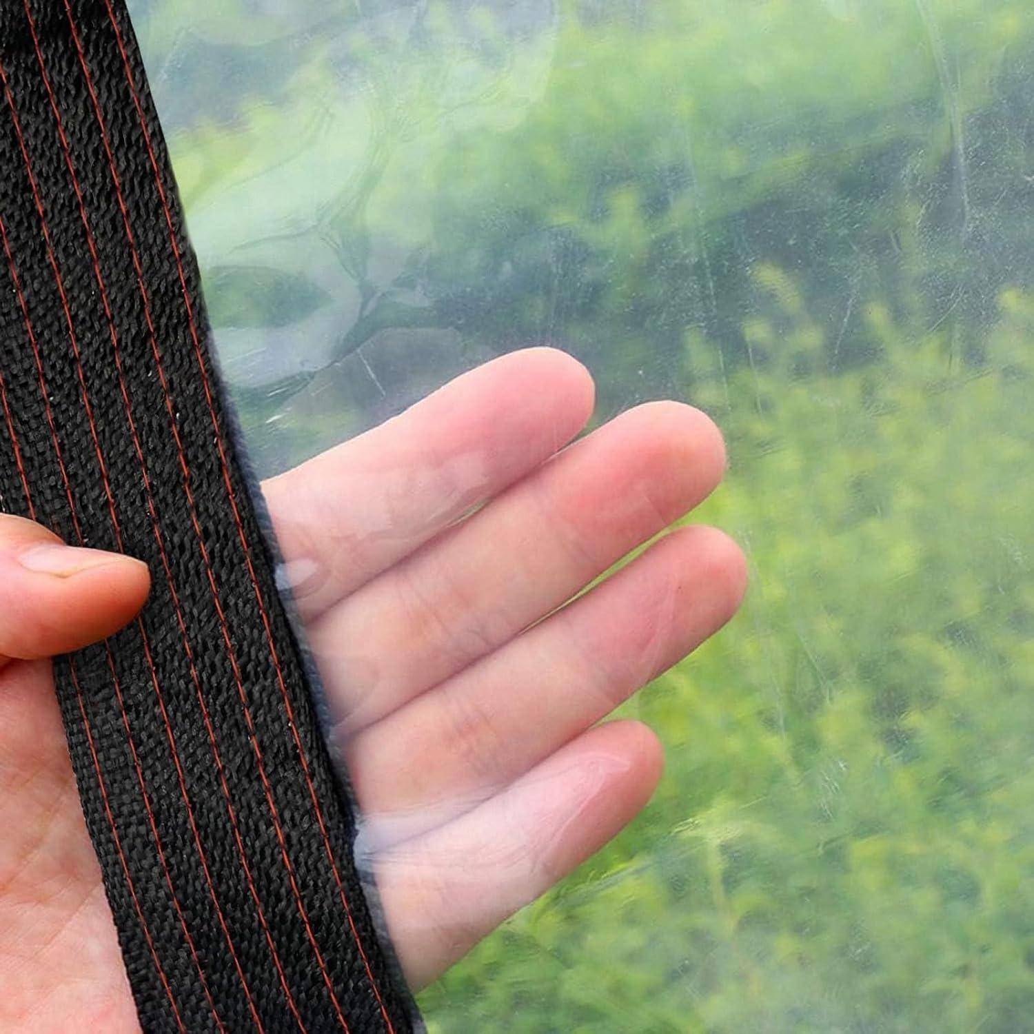 Eine Hand in einem durchsichtigen Plastikhandschuh, die einen schwarz-roten gestreiften Riemen hält, vor einem unscharfen grünen Hintergrund.