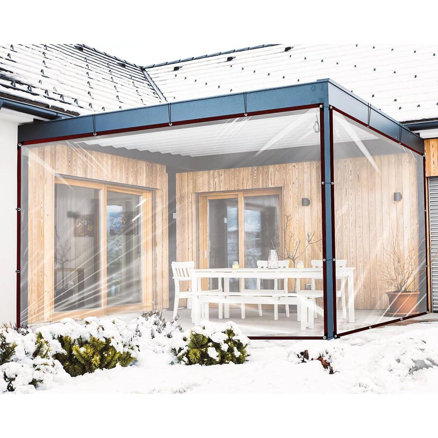 Ein schneebedeckter Hinterhof zeigt eine Holzhaus-Erweiterung mit großen Fenstern, einem Esstisch und Stühlen, die von einer transparenten Glasstruktur umschlossen sind.