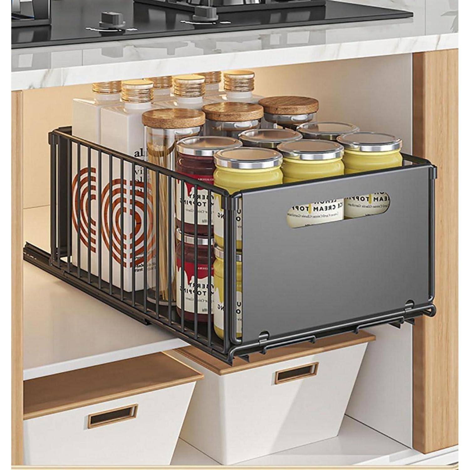 Ein Küchenschrank mit einem herausziehbaren Metallorganizer hält Gläser und Flaschen und demonstriert eine organisierte Lagerung mit einfachem Zugang zu den Inhalten.