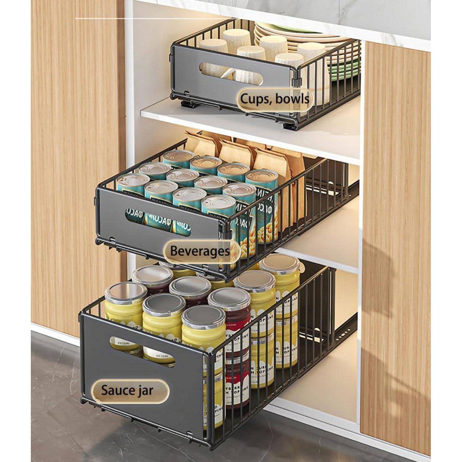 Küchenschränke mit beschrifteten Körben; Oberes Regal enthält Tassen und Schüsseln, mittleres Regal für Getränke, unteres Regal lagert Saucengläser. Moderne, organisierte Einrichtung.