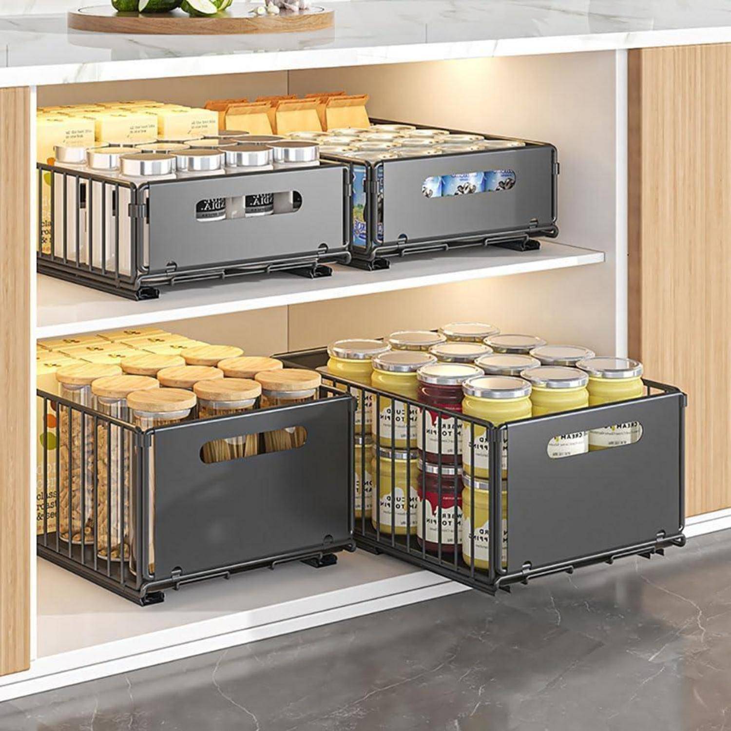 Ein Küchenschrank mit Metallaufbewahrungskörben, die verschiedene Gläser, Dosen und Kartons enthalten, übersichtlich und für einfachen Zugriff organisiert.