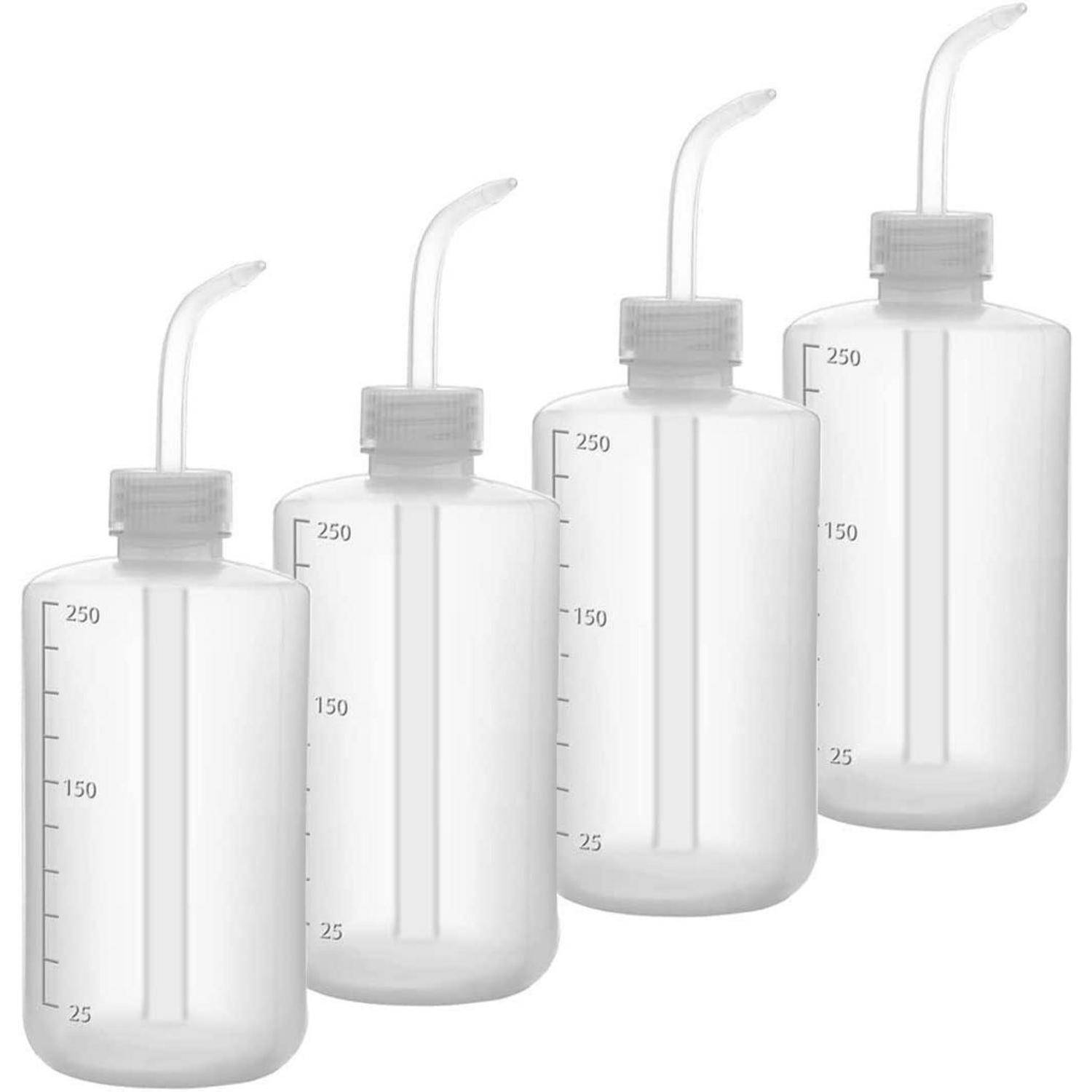 Vier transparente Plastikquetschflaschen mit gebogenen Ausgüssen, die jeweils mit Messmarkierungen bis zu 250 ml versehen sind.