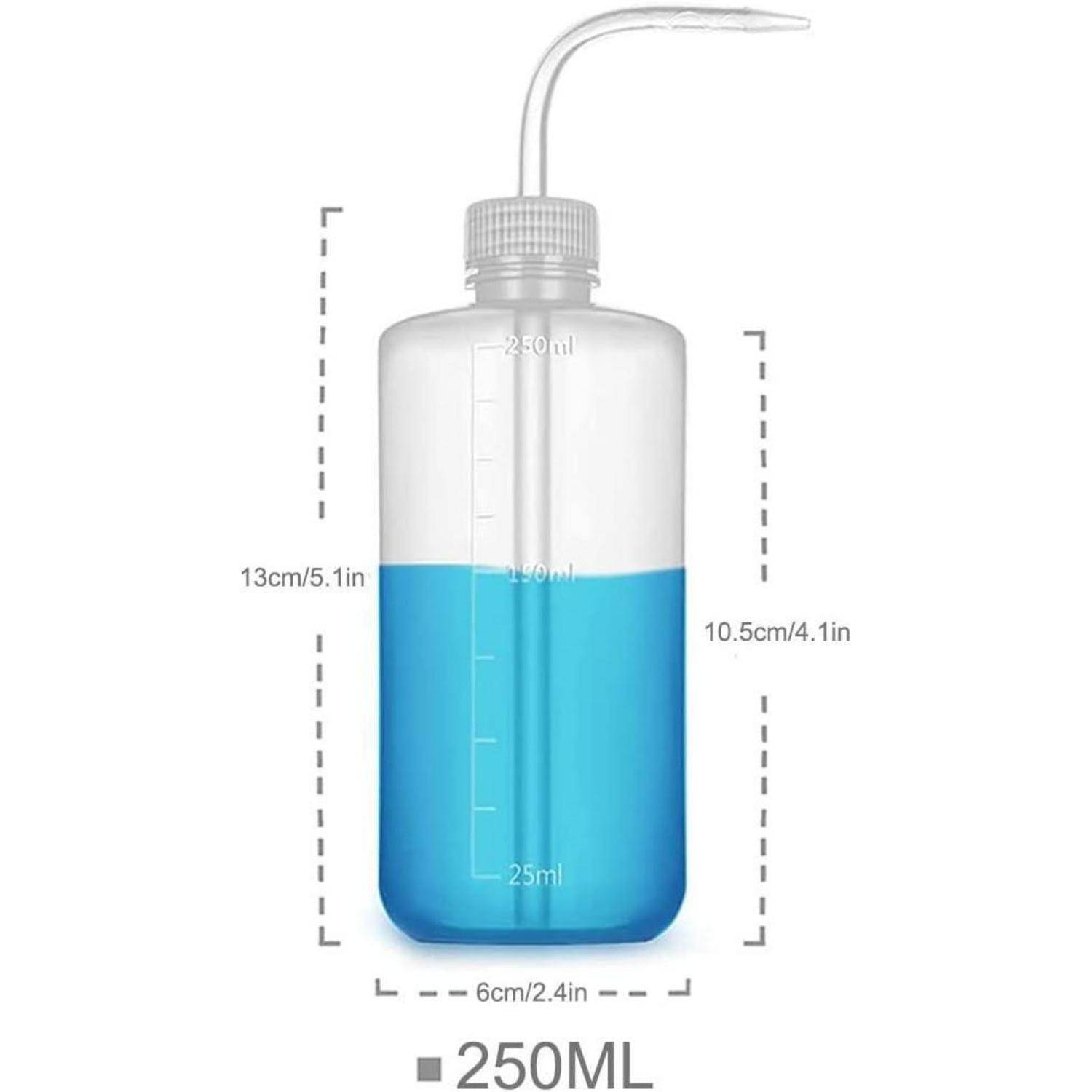 Eine transparente Plastikspritzflasche mit einer gebogenen Ausgussöffnung enthält 250 ml blaue Flüssigkeit. Markierungen zeigen Füllstände bis 250 ml an.
