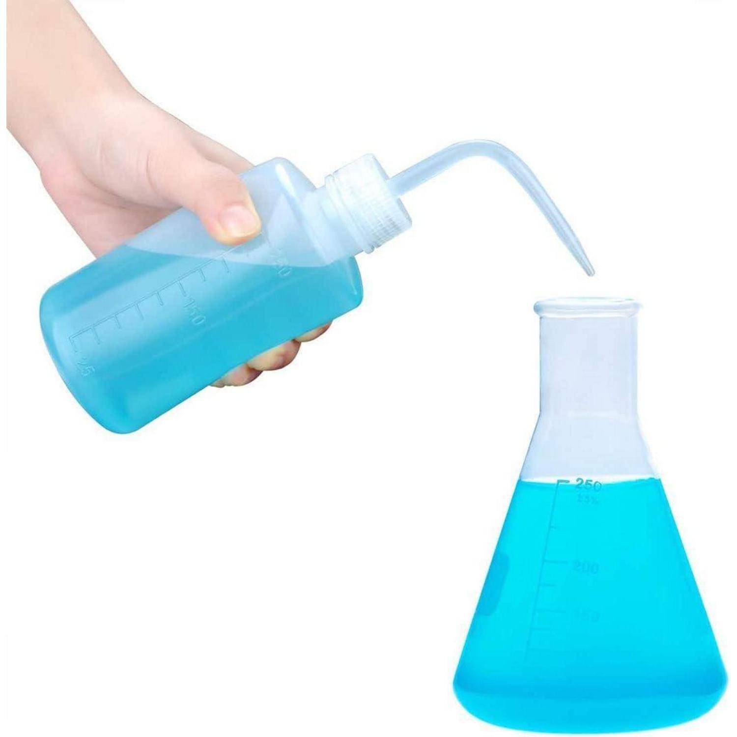 Eine Hand gießt blaue Flüssigkeit aus einer Quetschflasche in einen Laborkolben.
