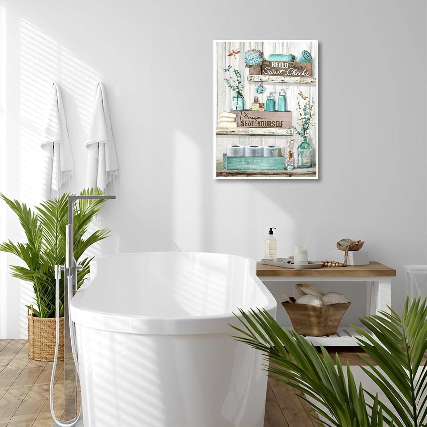 Ein heller Badezimmer zeigt eine freistehende Badewanne, grüne Pflanzen und ein Wandbild mit den Aufschriften ‚Hallo, Süßer' und ‚Bitte Platz nehmen'.