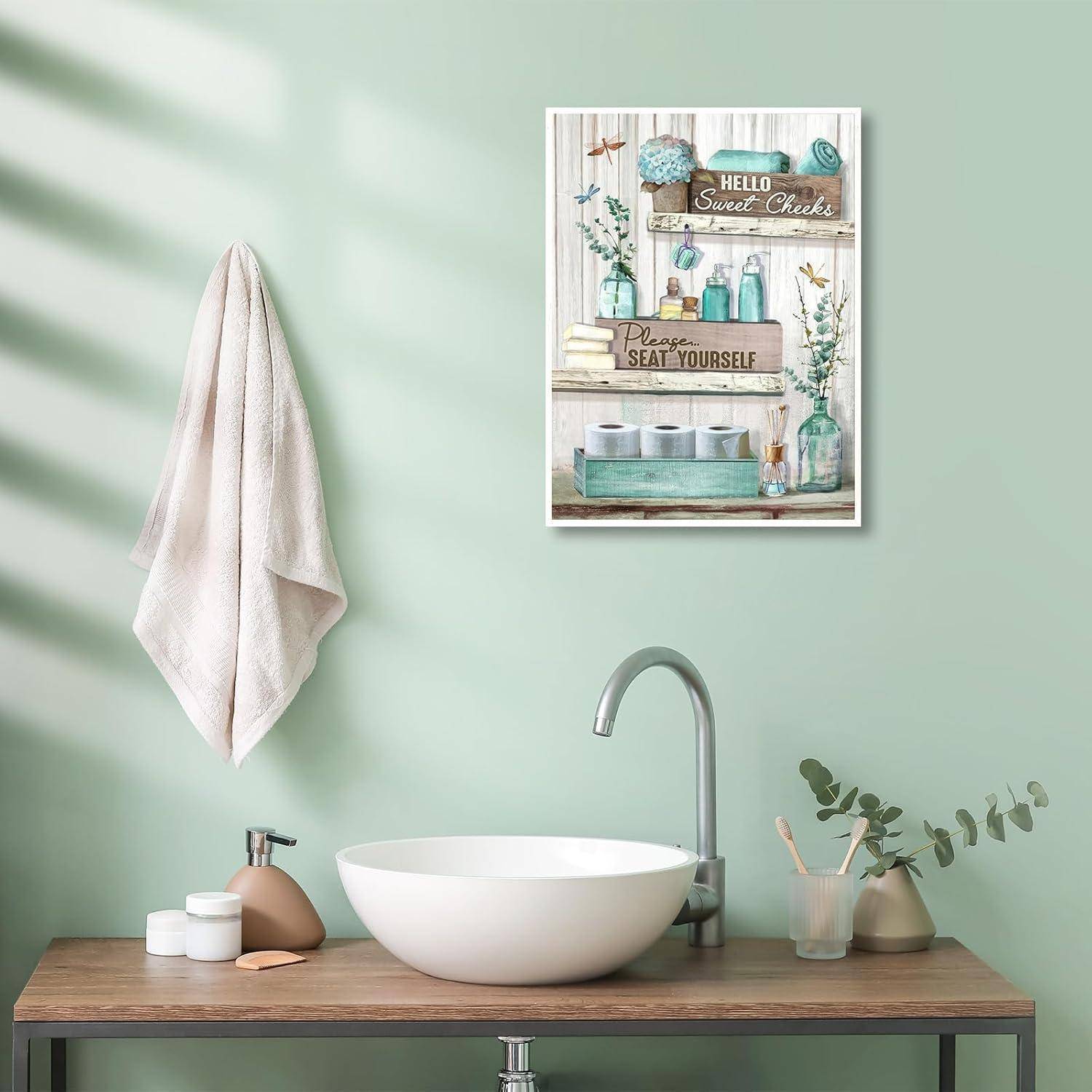 Ein Badezimmer mit einem runden weißen Waschbecken auf einer Holzablage, ein Handtuch hängt links, und ein dekoratives Schild an der Wand mit der Aufschrift „Hallo Süßer Hintern, bitte nimm Platz.