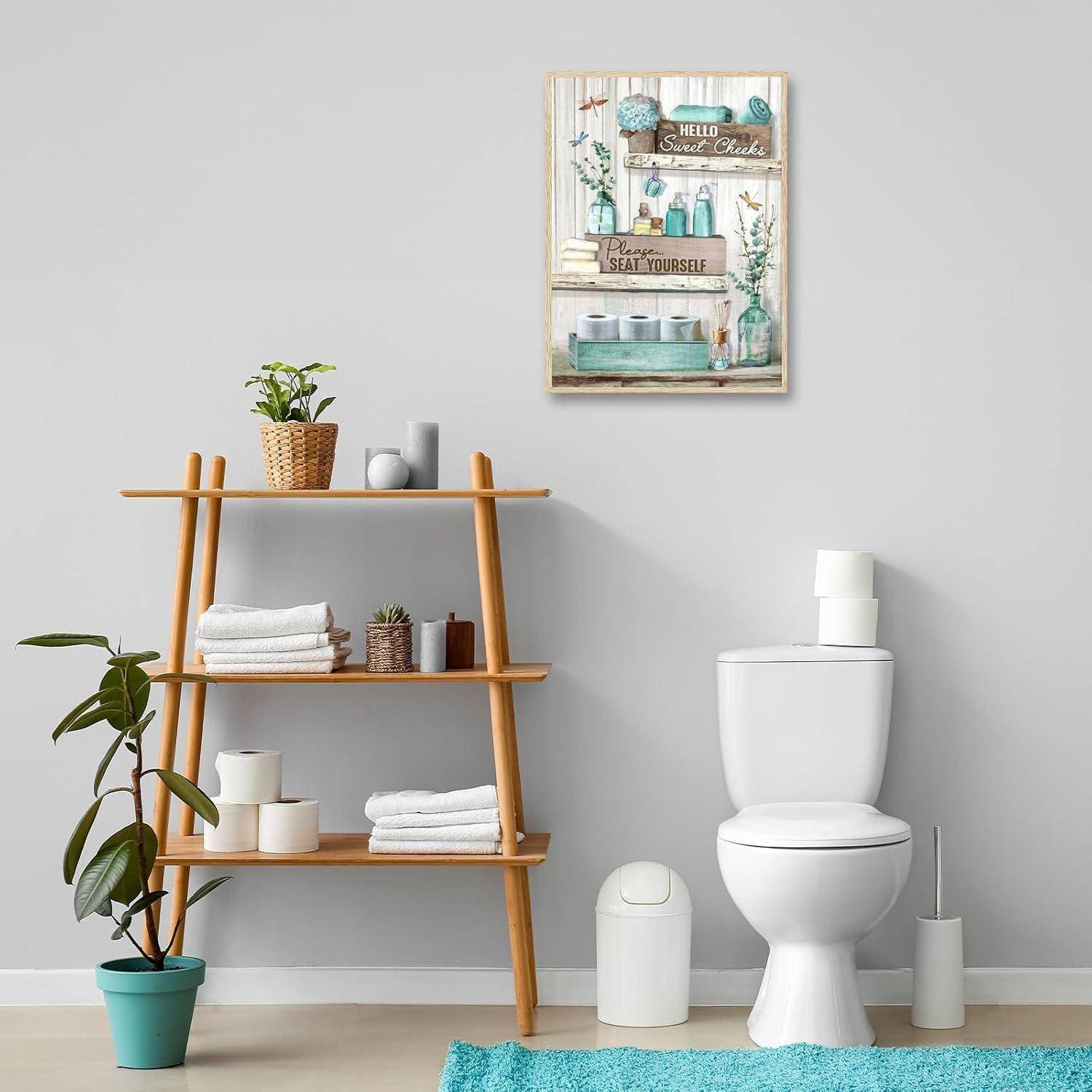 Badezimmer mit einer modernen weißen Toilette, einem Holzregal mit Handtüchern und Pflanzen und einem dekorativen Wandschild mit der Aufschrift „Hallo, süße Bäckchen