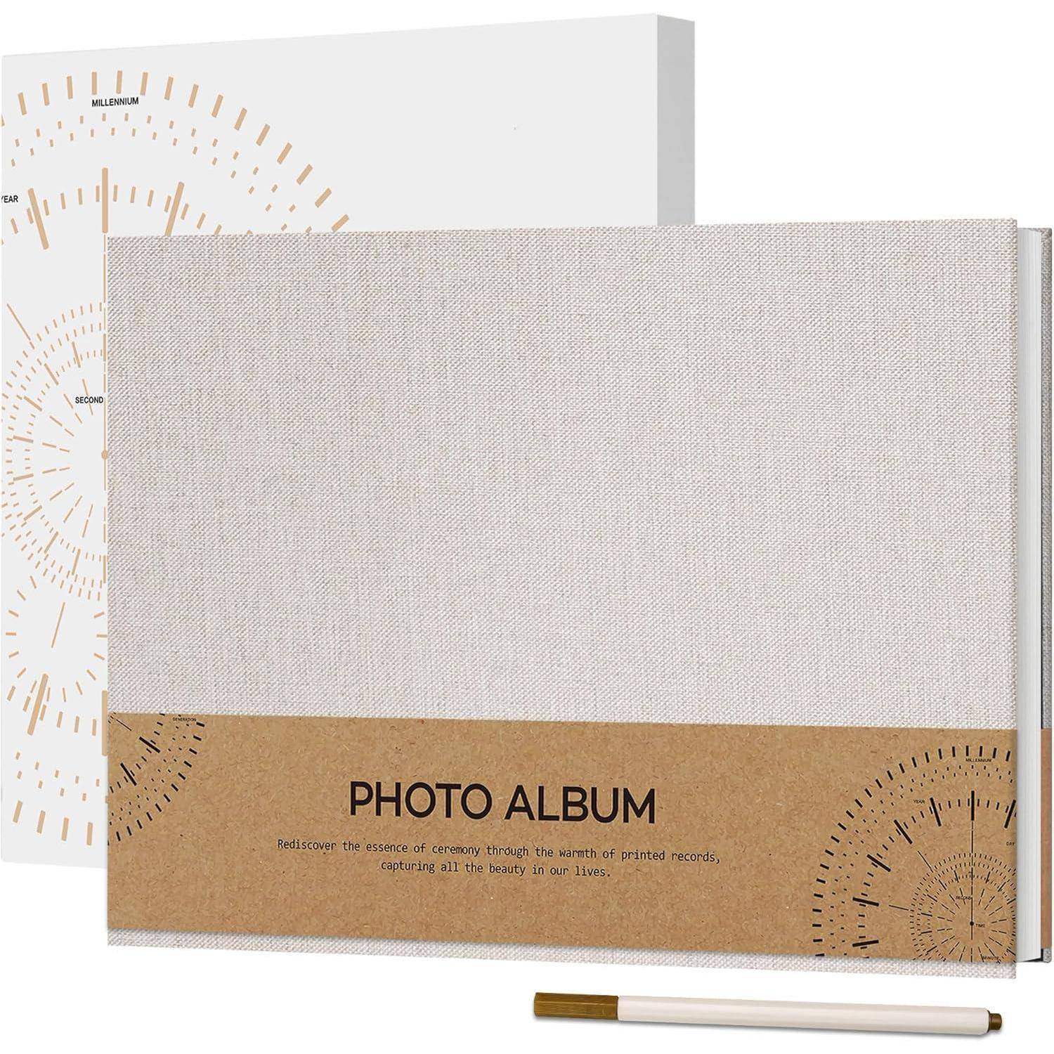 Ein minimalistisches Fotoalbum mit einer strukturierten Umschlagseite und einer Beschriftung, die 'FOTOALBUM' liest. Ein Stift liegt daneben.