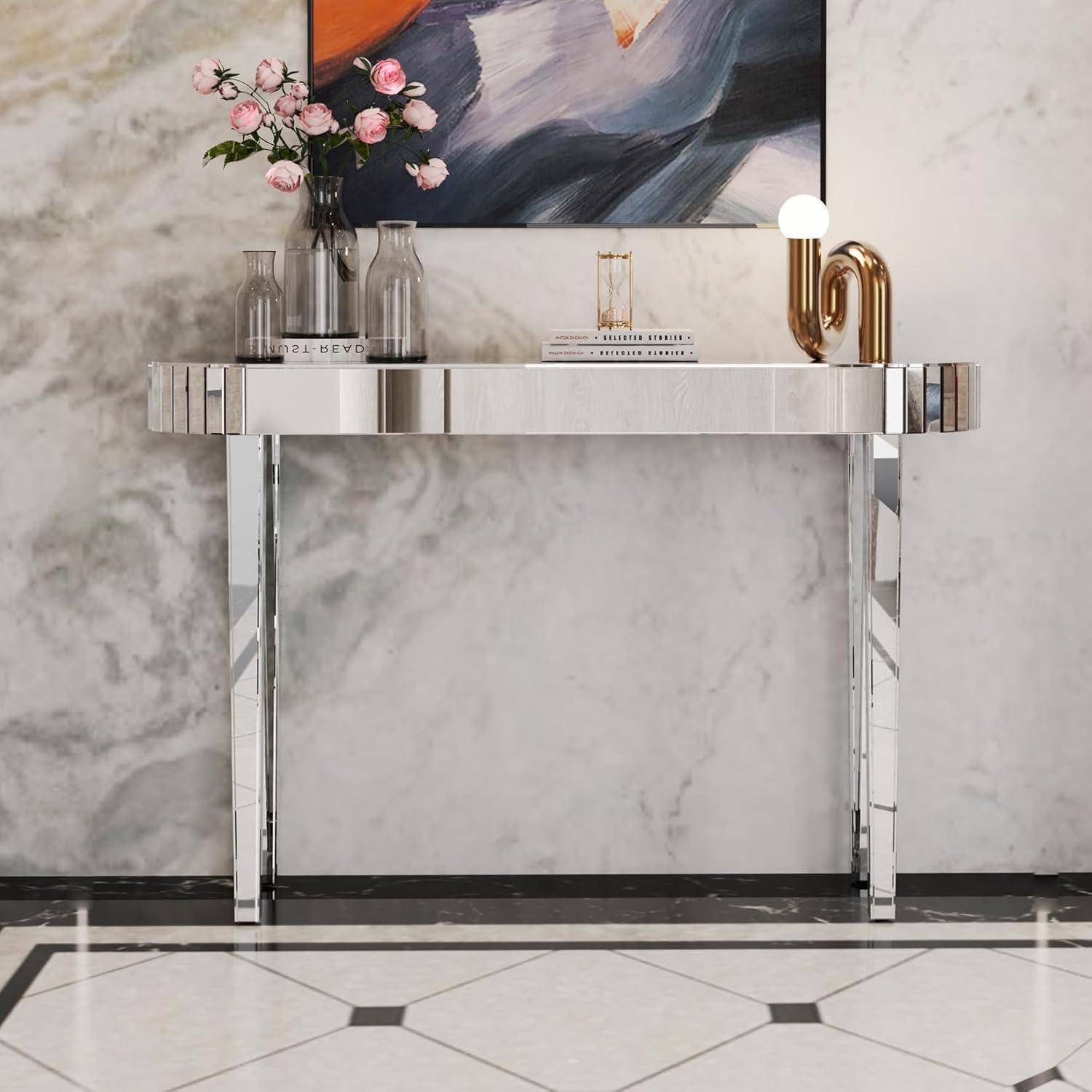 Ein moderner Flur mit einer Marmorwand, einem schlanken Metalltisch mit dekorativen Gegenständen, Blumen in einer Vase und einem abstrakten Gemälde.