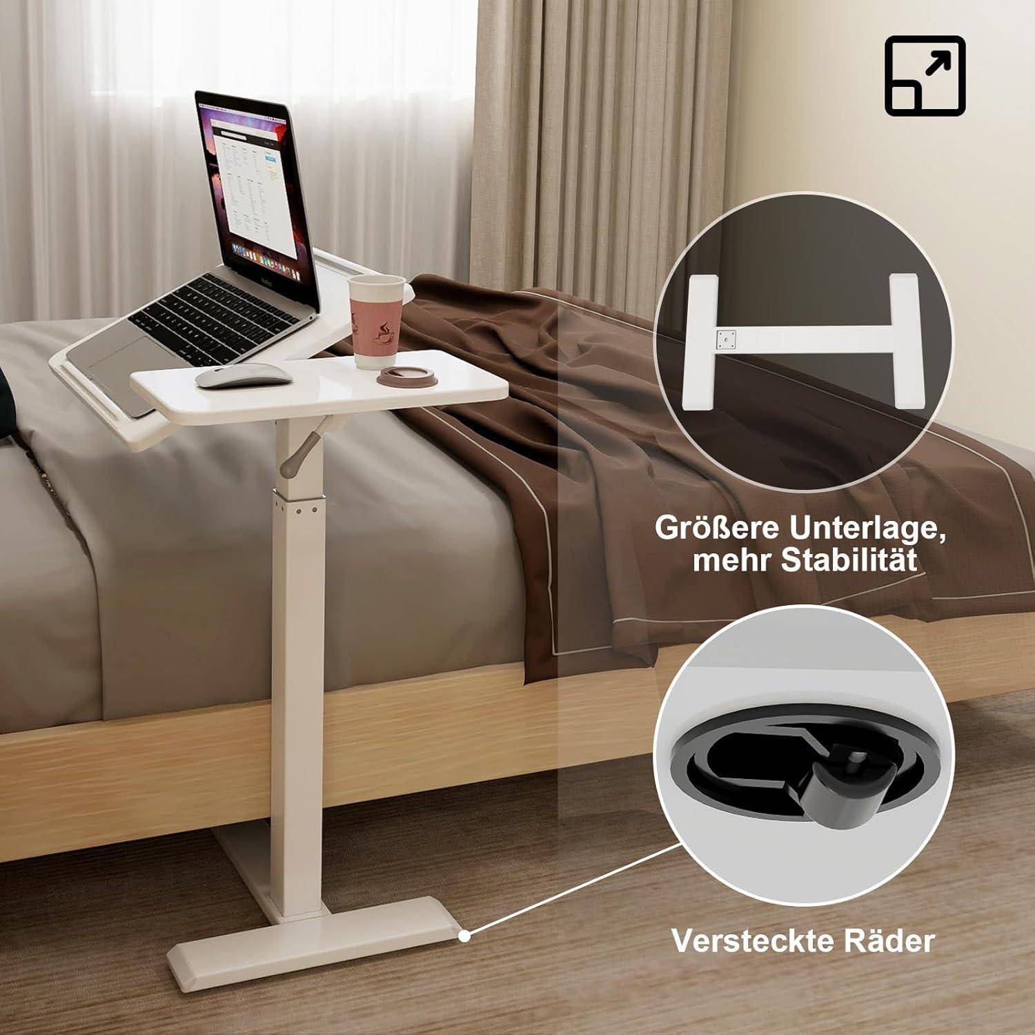 Ein weißer verstellbarer Laptop-Tisch neben einem Bett, der einen Laptop, eine Tasse und einen Stift zeigt. Einschübe zeigen 'Größere Oberfläche, mehr Stabilität' und 'Versteckte Rollen'.