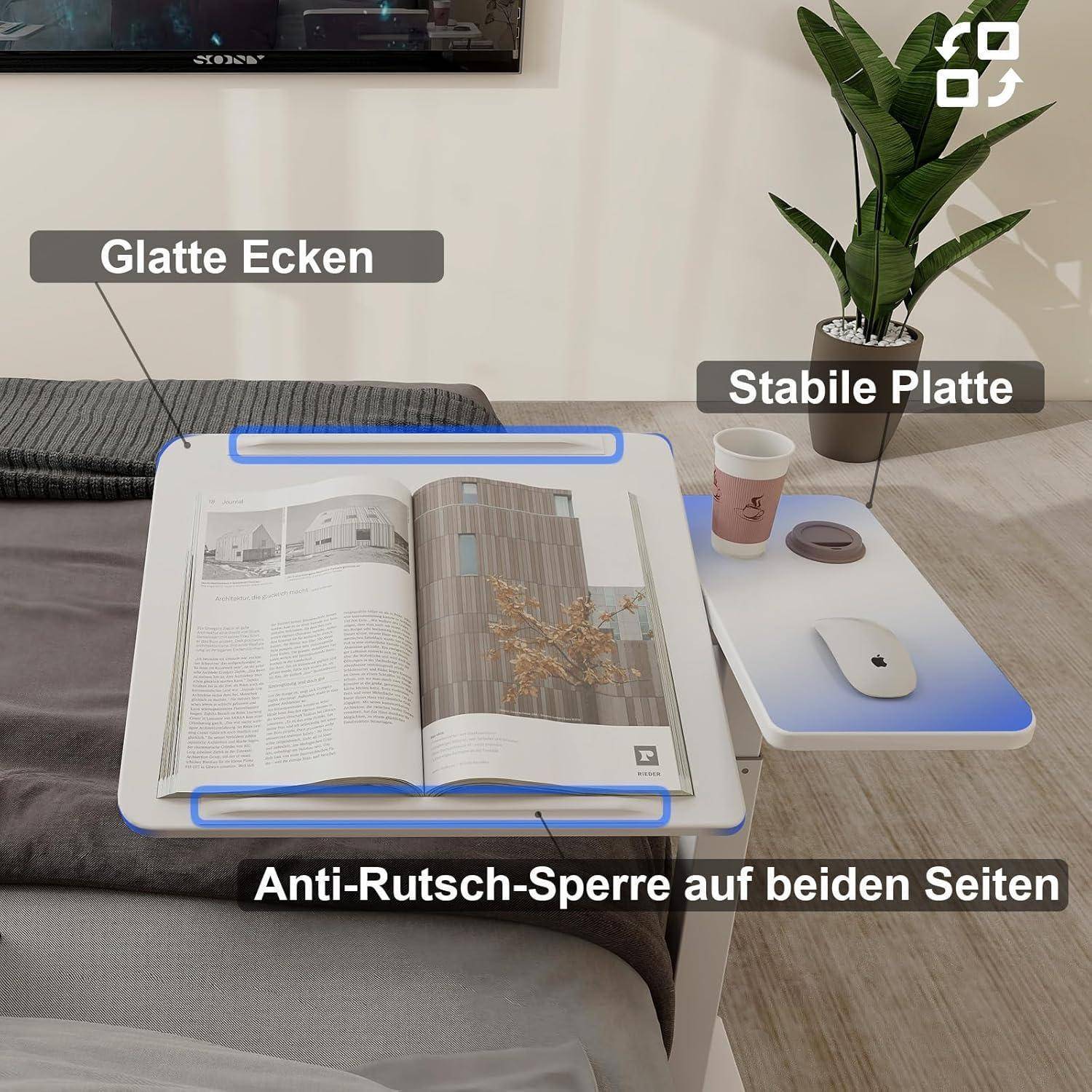 Ein verstellbarer Nachttisch trägt ein aufgeschlagenes Buch mit blauen Notizen. Daneben stehen eine Kaffeetasse, eine Computermaus und eine Pflanze in der Nähe.
