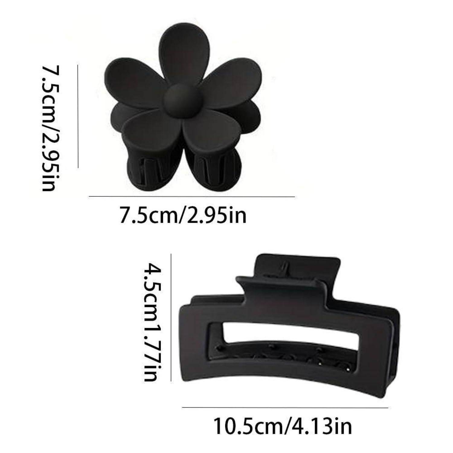 Zwei schwarze Haarspangen: eine in Blumenform (7,5 cm), die andere rechteckig (10,5 cm). Dimensionen neben jeder angegeben.