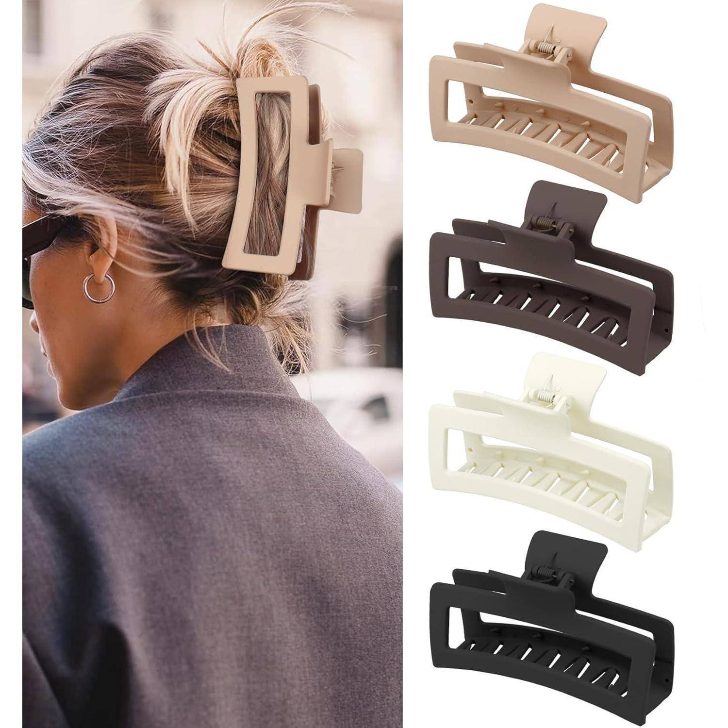 Eine Person mit Sonnenbrille trägt eine beige Haarspange, mit drei zusätzlichen Haarspangen in den Farben Beige, Schwarz und Weiß.