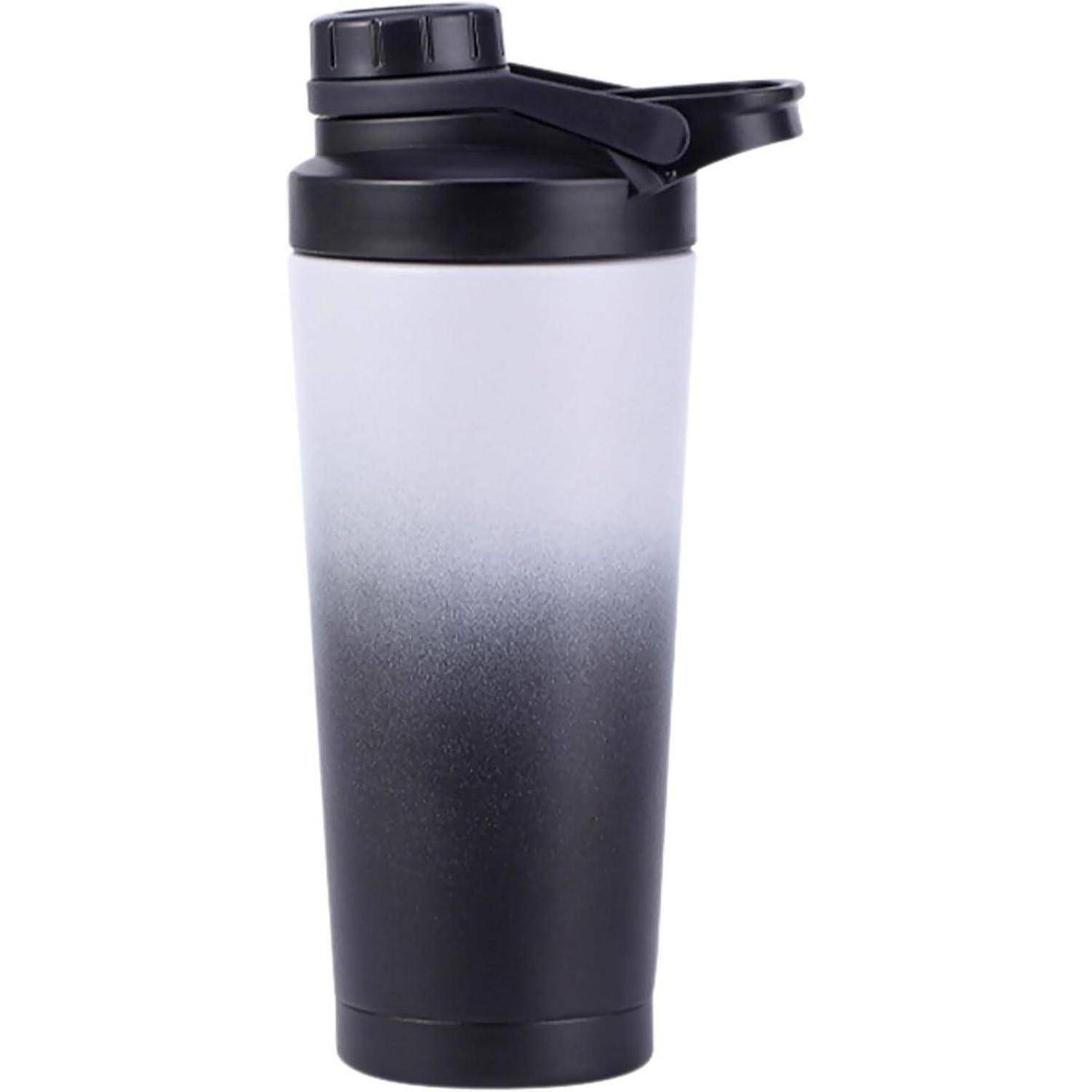 Eine schwarz-weiße Farbverlauf-Shakerflasche mit Klappdeckel, konzipiert zum Mischen von Getränken, steht aufrecht auf einem einfarbigen Hintergrund.