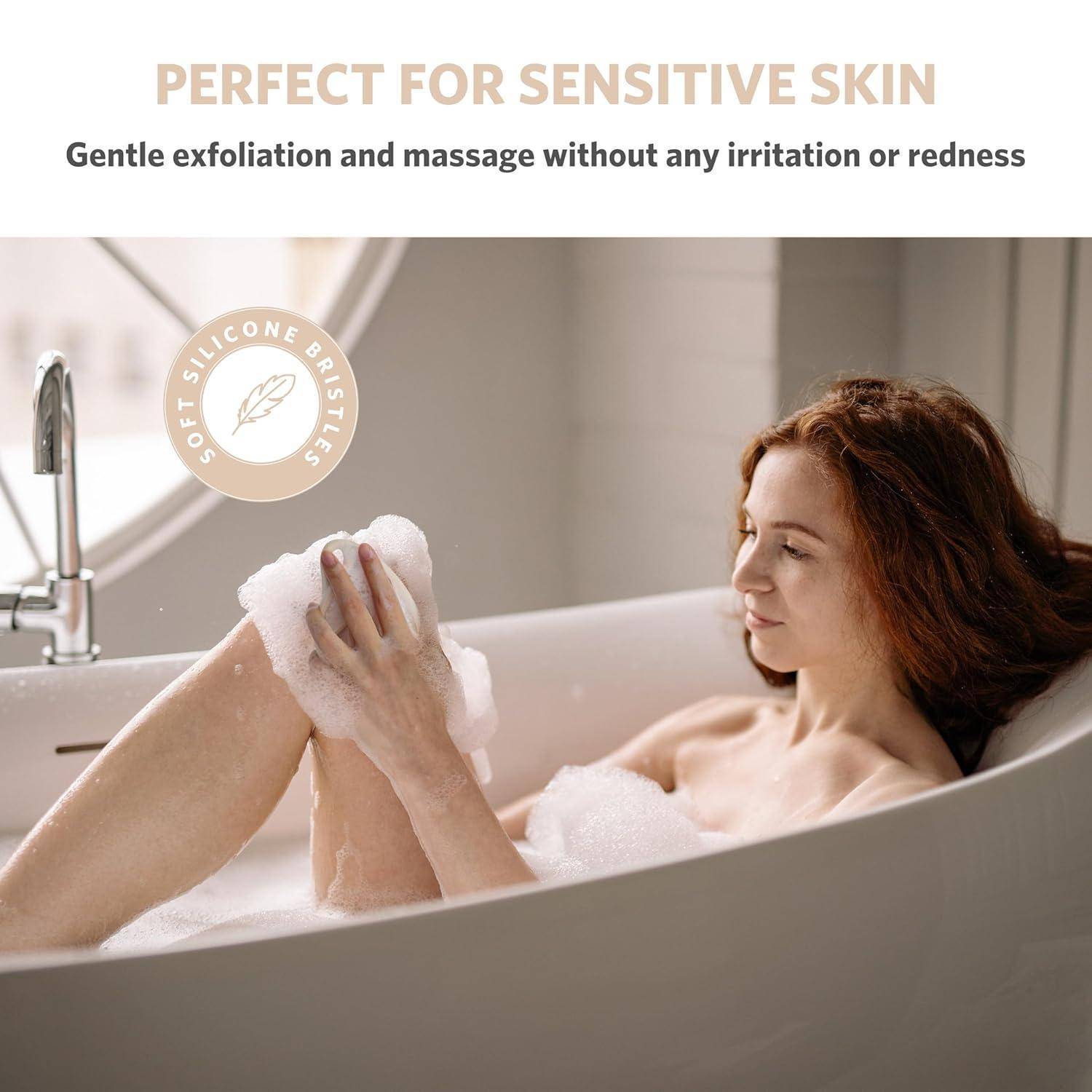 Frau in der Badewanne, die eine Silikonbürste verwendet, gekennzeichnet für empfindliche Haut. Der Text hebt eine sanfte Exfoliation ohne Irritationen oder Rötungen hervor.