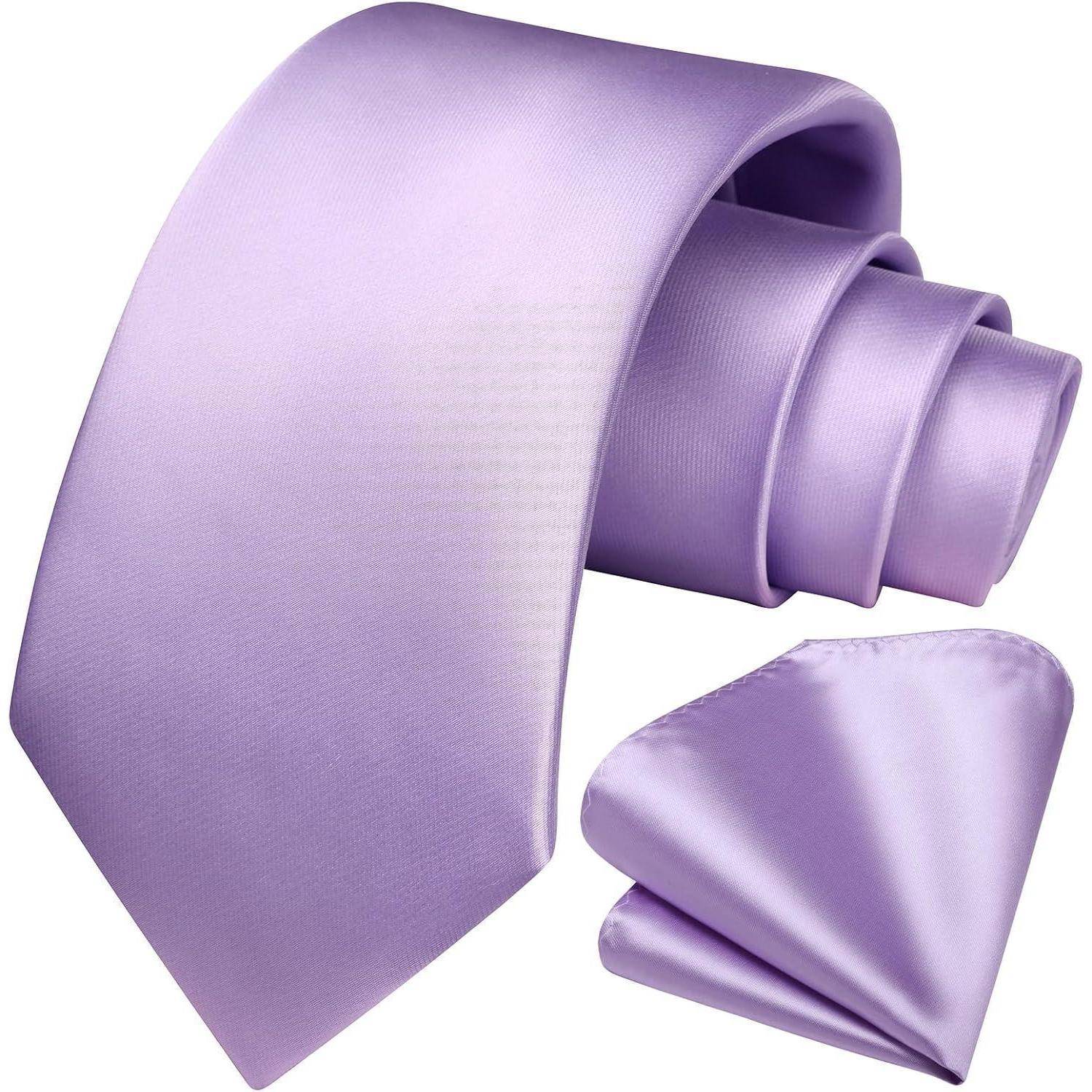 Ein Set, bestehend aus einer hellvioletten Seidenkrawatte und einem passenden Einstecktuch, ordentlich drapiert, vermittelt einen formellen und eleganten Stil.