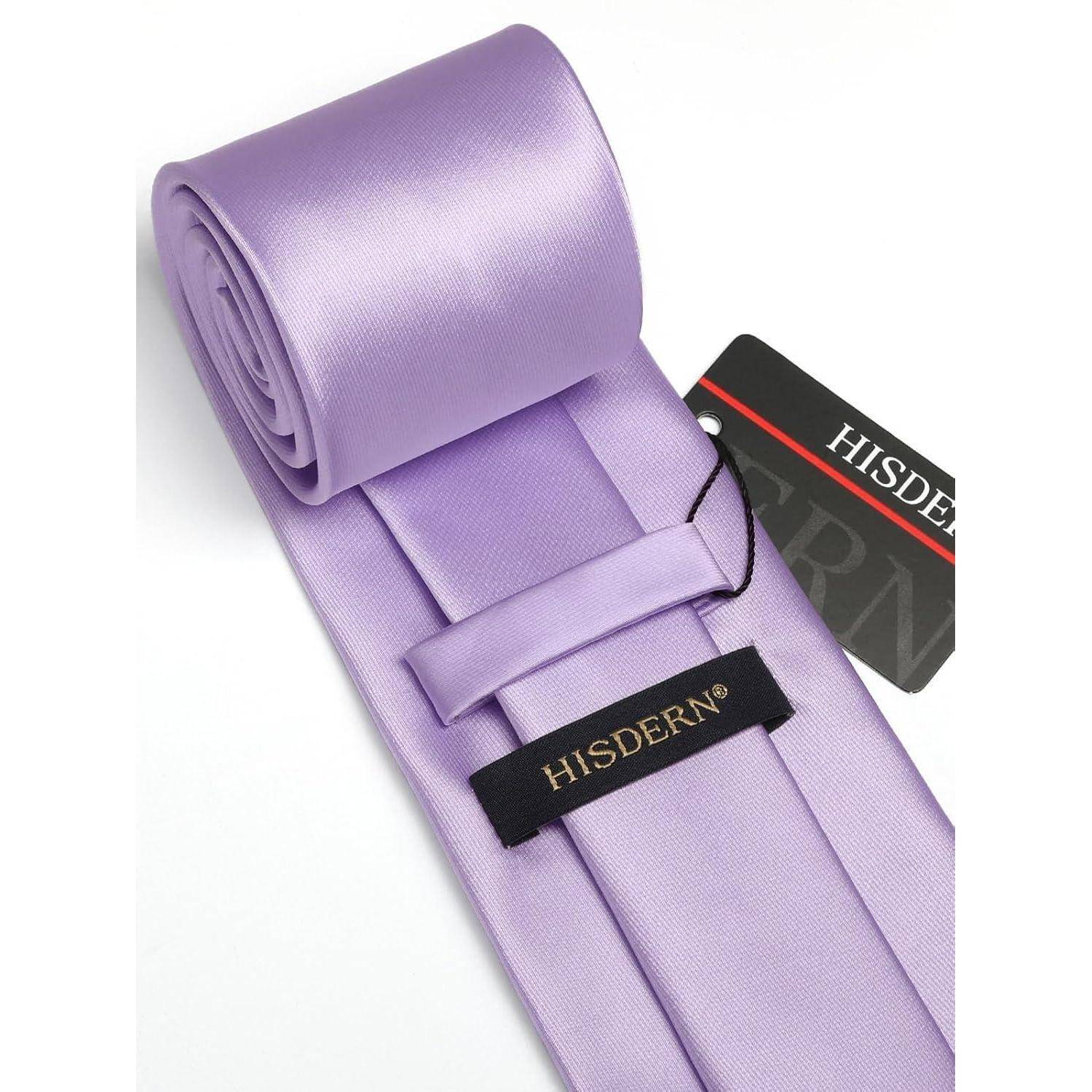 Eine hellviolette Satin-Krawatte mit einem schwarzen Etikett mit der Aufschrift 
