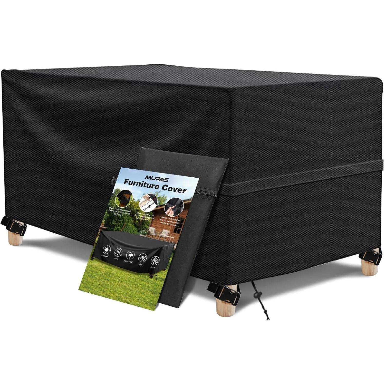 Schwarze Möbelabdeckung zum Schutz einer Terrassensitzgruppe. Die Verpackung zeigt Verwendung im Freien mit Abbildungen von abgedeckten Möbeln und Produktmerkmalen.
