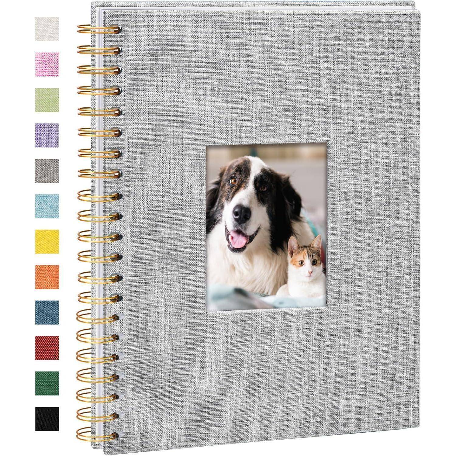 Ein spiralgebundener Planer mit einem strukturierten grauen Einband zeigt ein Foto von einem lächelnden Hund und einer Katze. Seitliche Farbmuster bieten Individualisierungsmöglichkeiten.