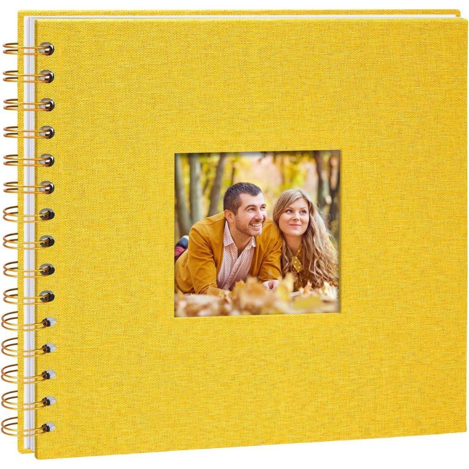 Gelbes spiralgebundenes Fotoalbum mit einem Titelfoto, das ein lächelndes Paar zeigt, das auf Herbstlaub liegt.