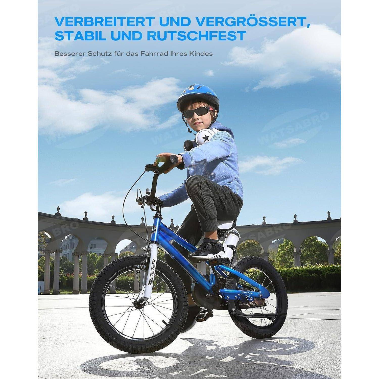 Ein Kind mit Helm und Sonnenbrille fährt ein blaues Fahrrad auf einer asphaltierten Oberfläche unter einem blauen Himmel mit Wolken. Der Text auf Deutsch bewirbt Sicherheitsmerkmale.