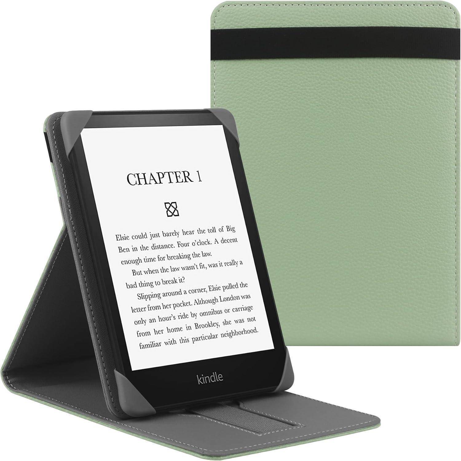Ein Kindle E-Reader, der in einem grünen Lederetui steht und 