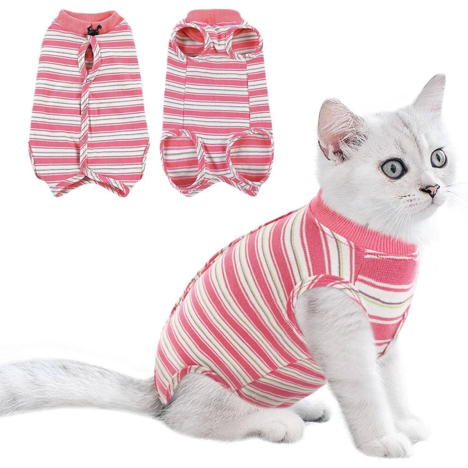 Eine weiße Katze, die ein rosa-weiß gestreiftes ärmelloses Outfit trägt und auf einem weißen Hintergrund sitzt. Zwei Ansichten des Outfits sind darüber abgebildet.