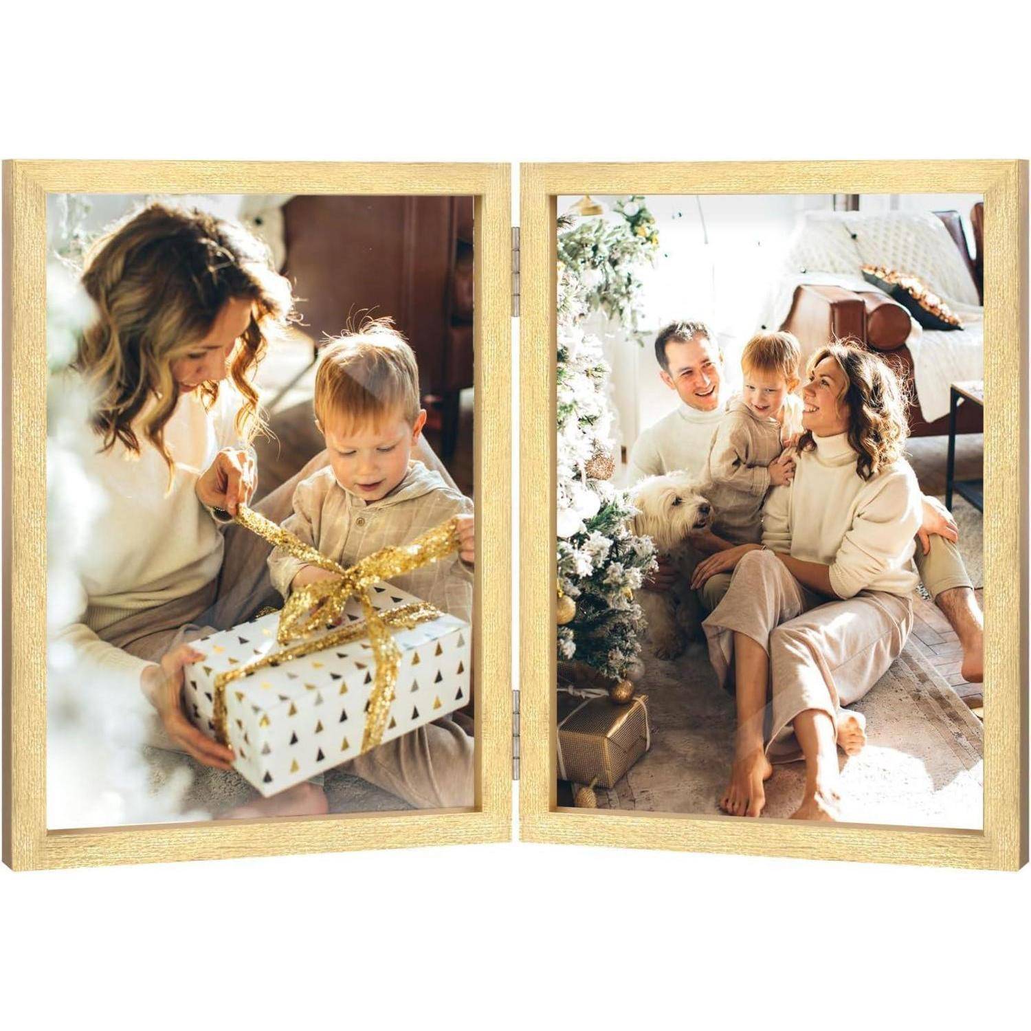 Eine Familie mit zwei Kindern und einem Hund sitzt neben einem Weihnachtsbaum. Die Mutter hilft einem Kind, ein Geschenk zu öffnen. Die Szene spiegelt weihnachtliche Wärme und Freude wider.