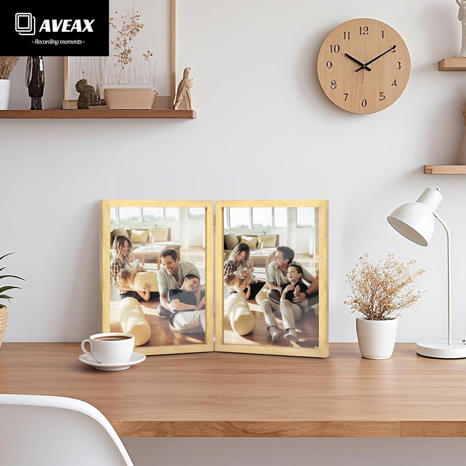 Ein gemütliches Wohnzimmer mit einem Holzschreibtisch, Familienfotos in Rahmen, einer weißen Lampe und einer Uhr auf einem Wandregal. Es vermittelt Wärme und familiäre Verbundenheit.