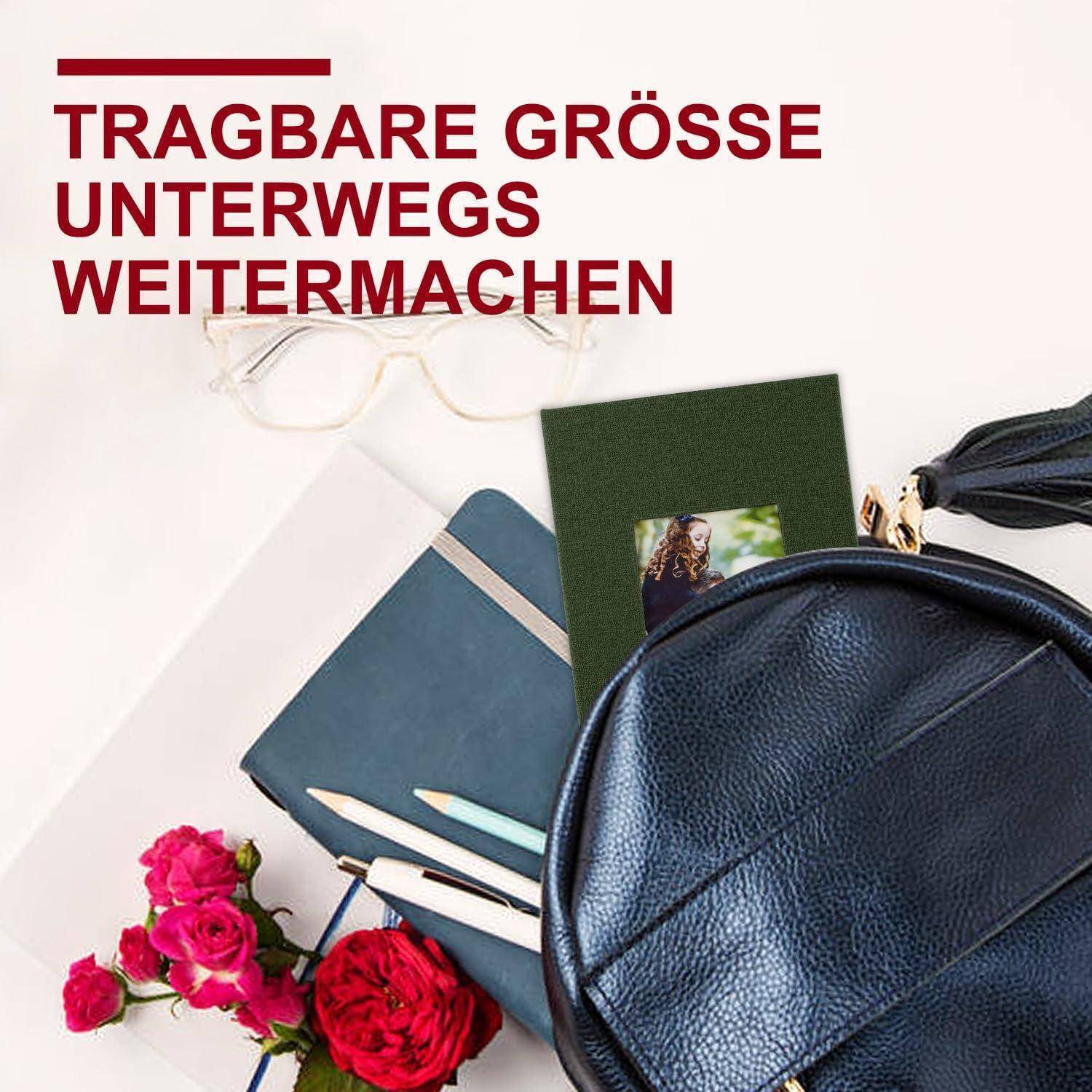 Eine blaue Handtasche mit roten Rosen und Notizbüchern auf einer weißen Oberfläche. Deutscher Text lautet: 'Tragbare Größe, unterwegs weitermachen.