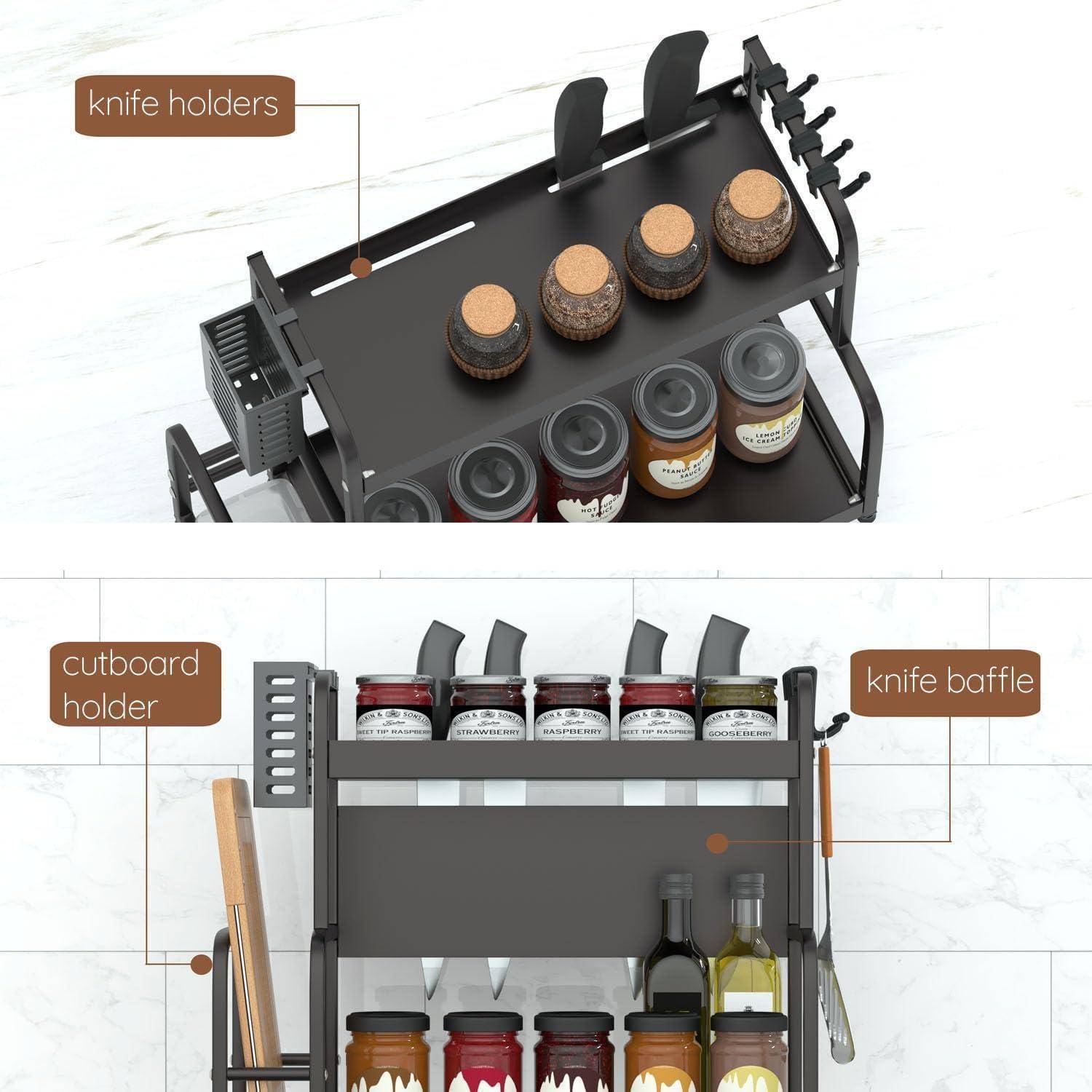 Ein schwarzes Metall-Küchenregal hält Messer, Korken, Gewürzgläser und Flaschen. Es verfügt über beschriftete Abschnitte: ‚Messerhalter', ‚Schneidebretthalter' und ‚Messersperre'.