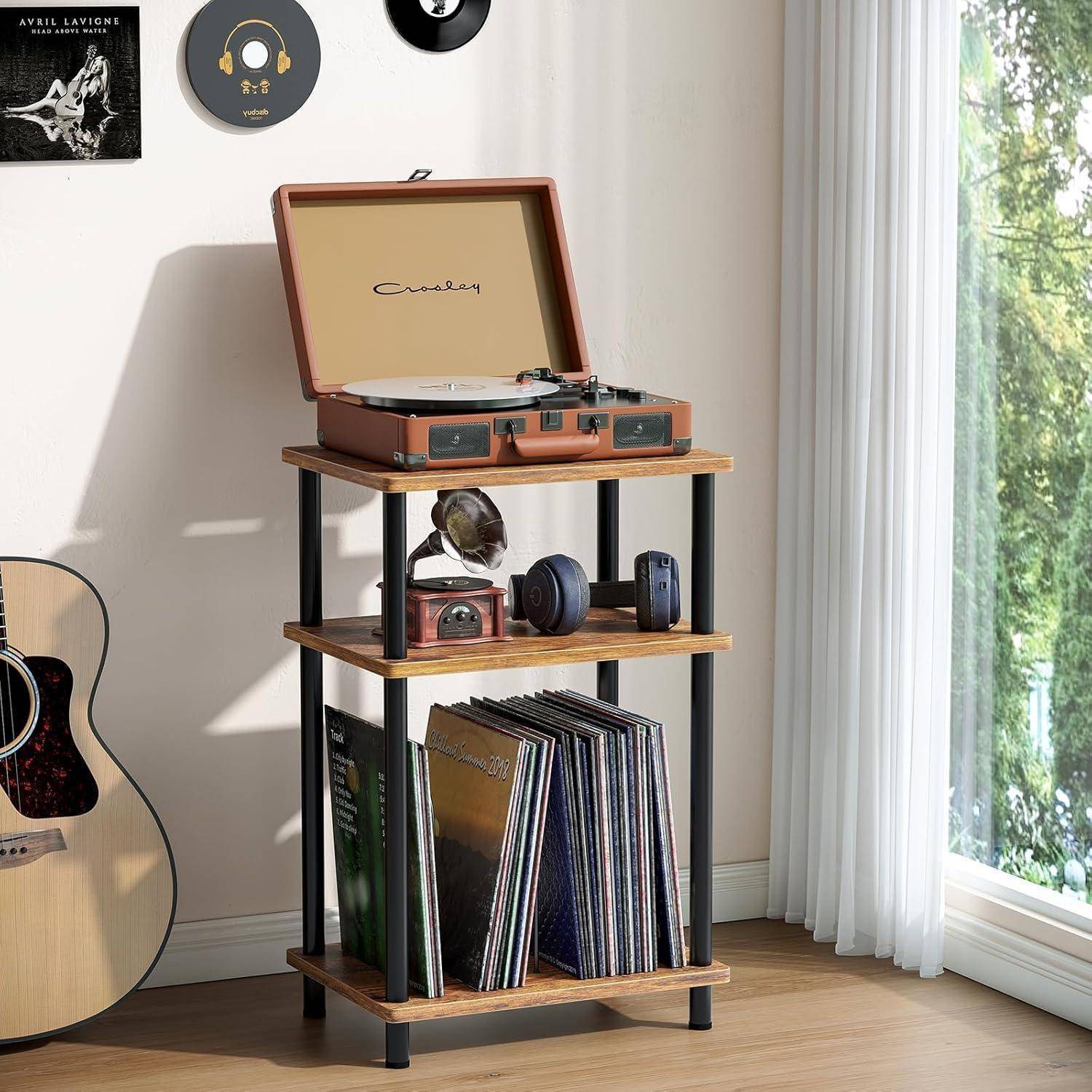 Ein Plattenspieler im Vintage-Stil steht auf einem Holzregal mit Schallplatten und einer Kamera. Dekorative Schallplatten hängen an der Wand.