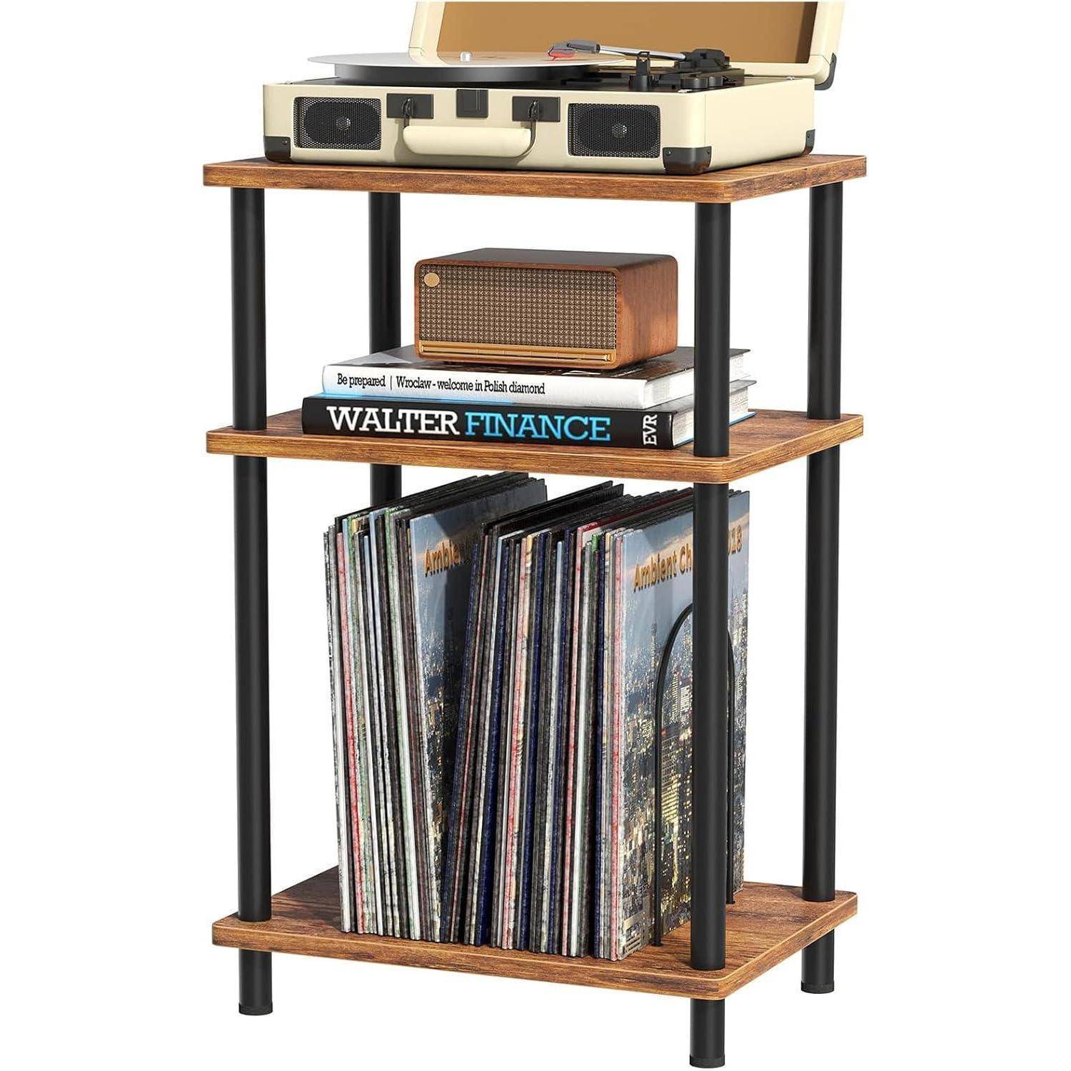 Ein Holzregal mit drei Ebenen trägt einen Plattenspieler, einen kleinen Lautsprecher, Schallplatten und Bücher über Finanzen, darunter ‚Walter Finance PR'.