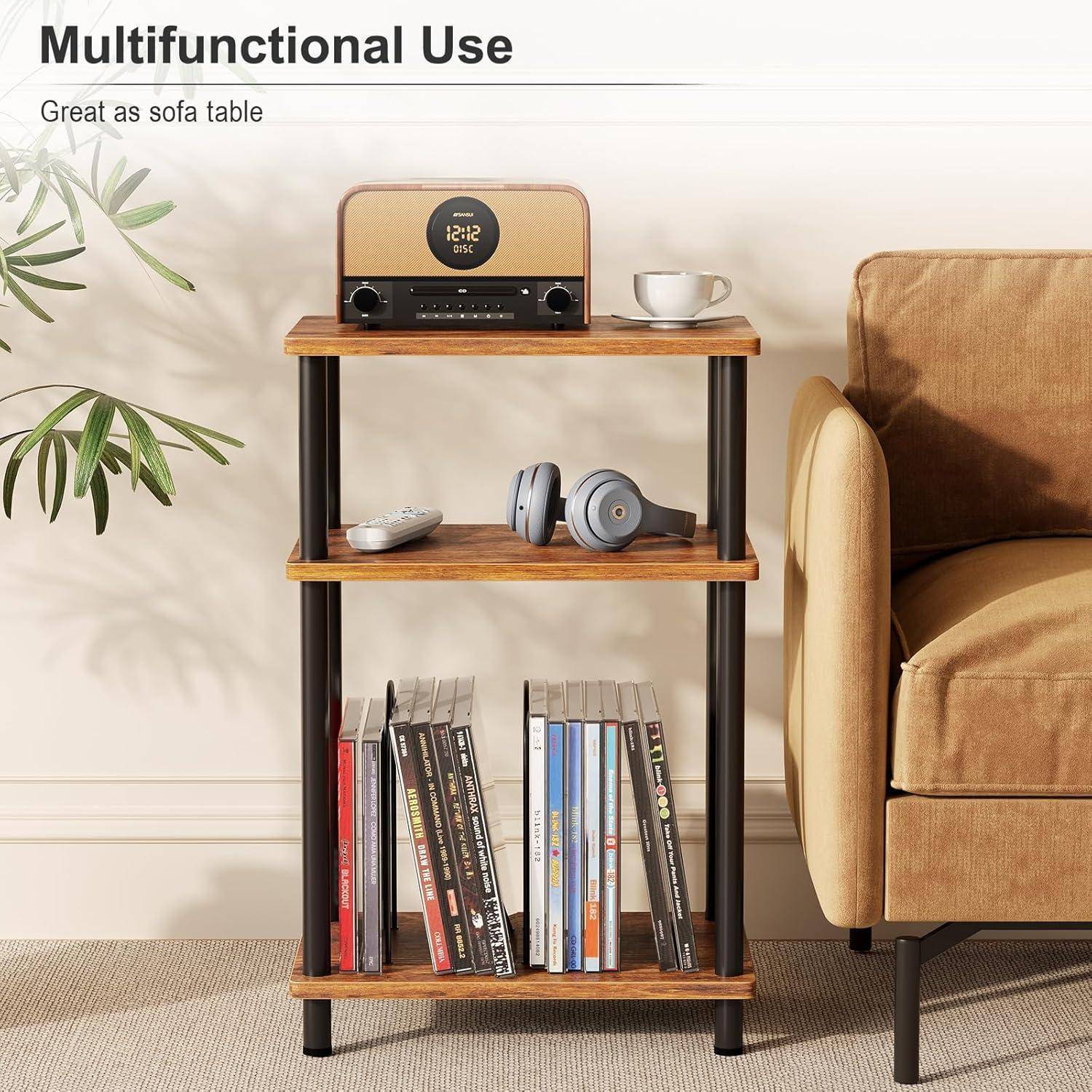 Holzregal mit Multifunktionaler Nutzung neben einem Sofa mit einem analogen Radiorekorder, Kopfhörern, einer Zimmerpflanze und Büchern. Text lautet: ‚Perfekt als Sofatisch'.