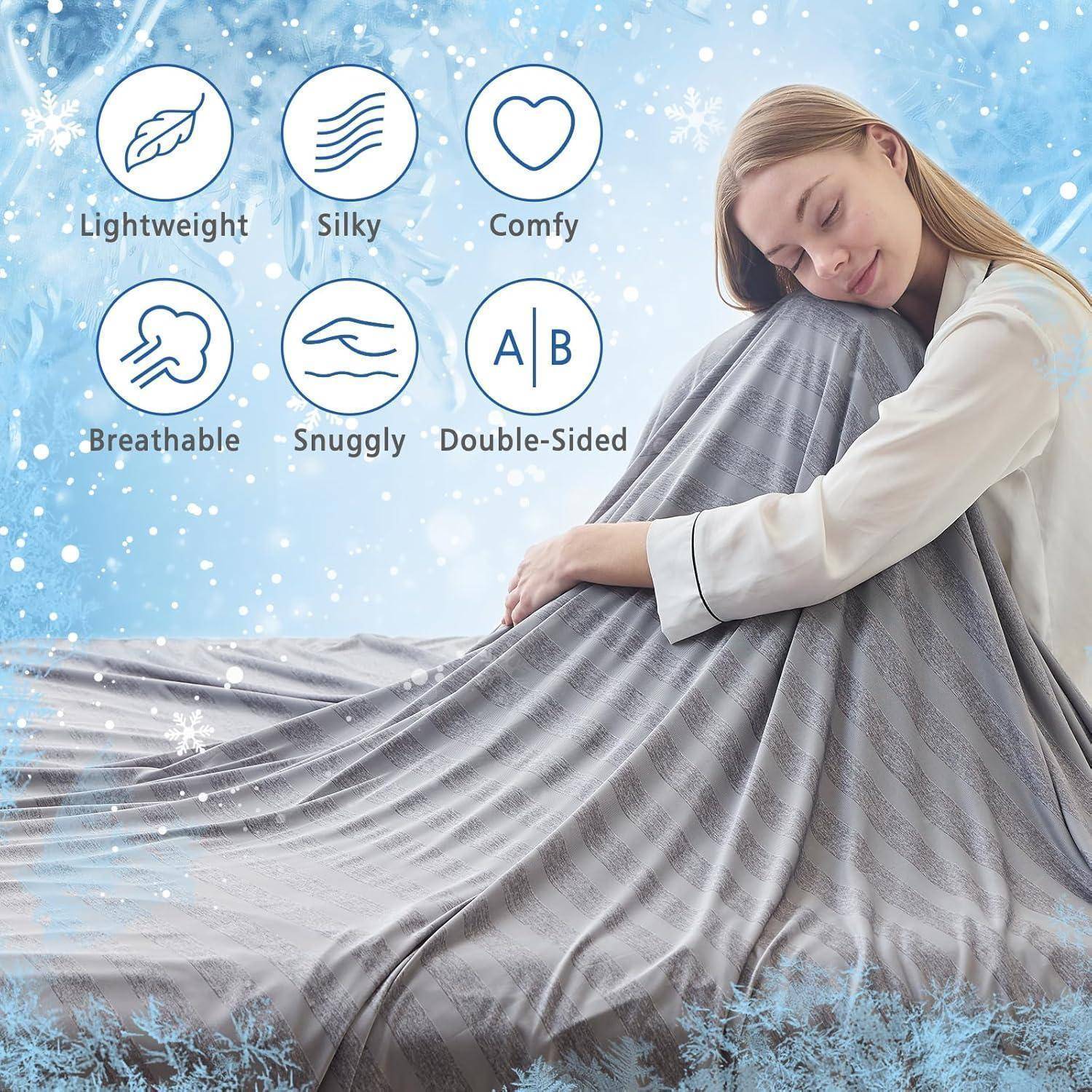 Eine Frau, in eine seidig-graue Decke gehüllt, wirkt entspannt. Der Hintergrund ist eisblau mit Symbolen, die anzeigen, dass die Decke leicht, atmungsaktiv, bequem, kuschelig und beidseitig verwendbar ist.