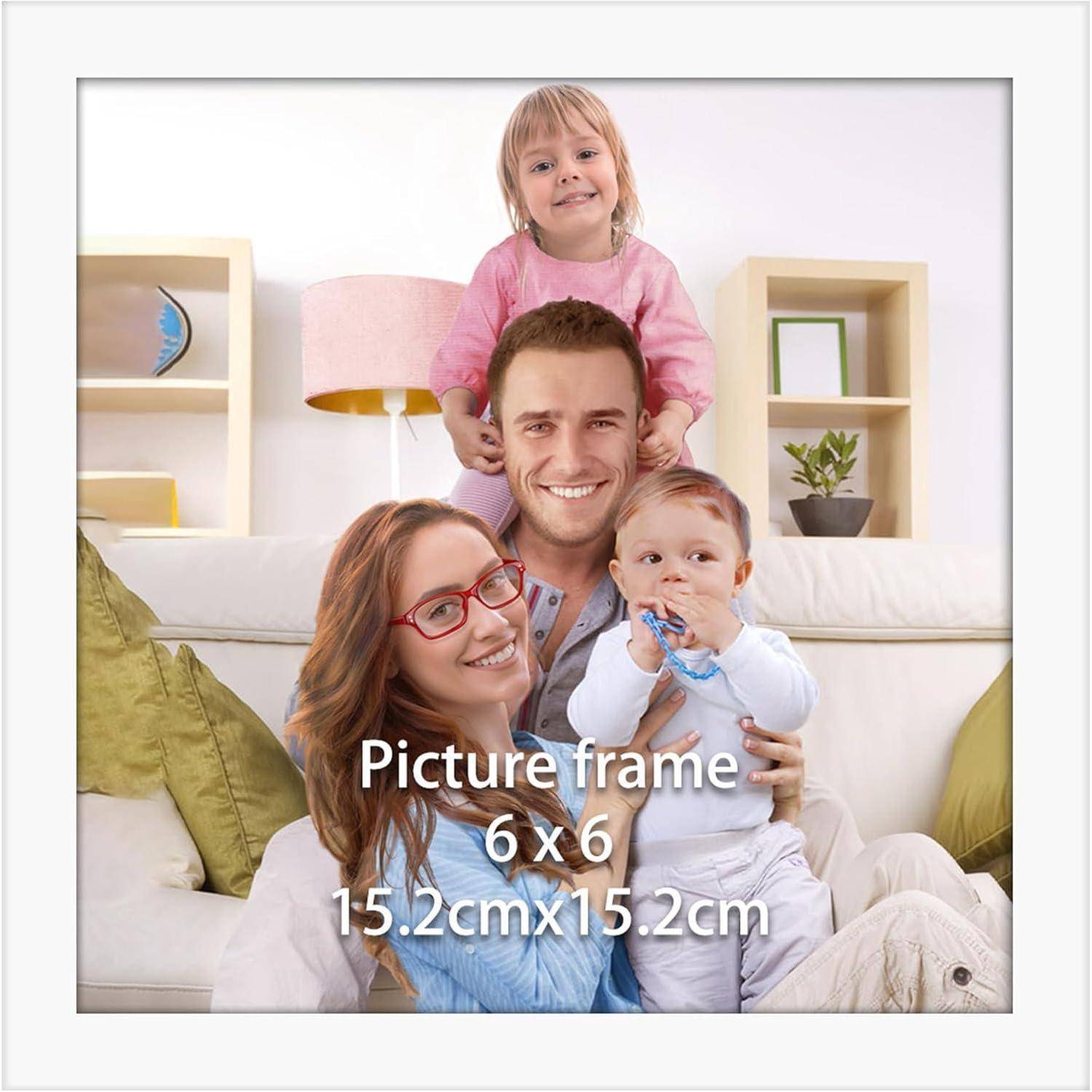 Familie auf einer Couch sitzend, mit Eltern, die ein Baby halten, und einem Kind, das dahinter steht. Text auf dem Bild lautet: 