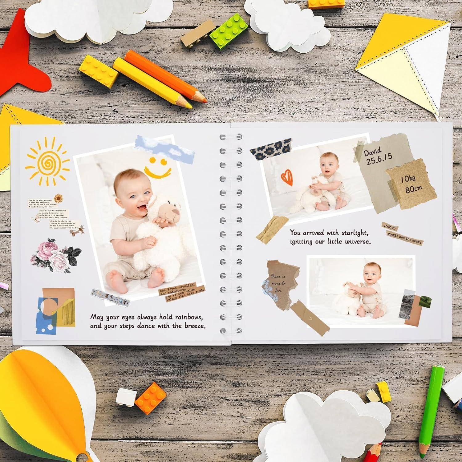 Ein offenes Fotoalbum zeigt Babyfotos, Sticker und Notizen, darunter ‚David, 25.6.15, 10g 80cm' und ‚Möge deine Augen immer Regenbögen enthalten'.