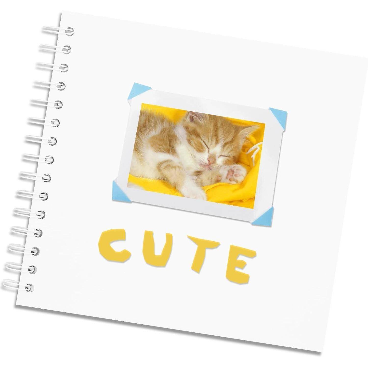 Ein spiralgebundener Notizbucheinband zeigt eine schlafende Katze, die in einem Foto gerahmt ist, mit dem Wort ‚CUTE' darunter in gelben Buchstaben.