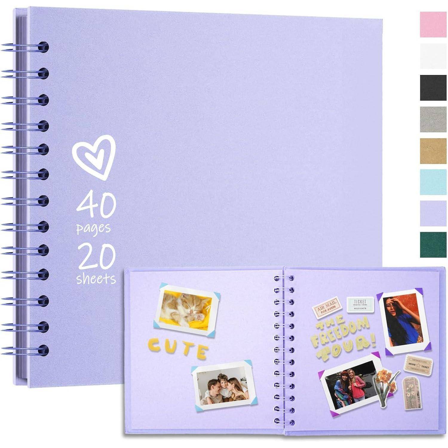Lila, spiralgebundenes Scrapbook mit der Aufschrift '40 Seiten, 20 Blätter'. Die geöffnete Seite zeigt Fotos, Sticker und das Wort 'CUTE'.
