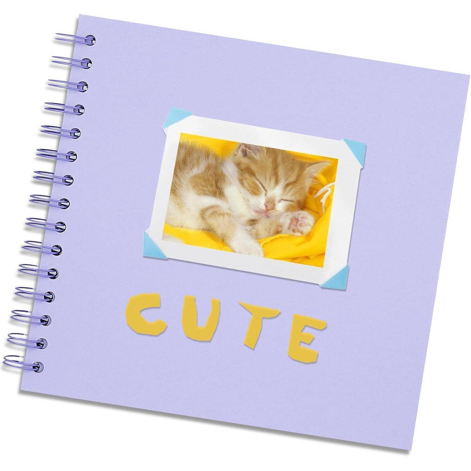Ein Scrapbook mit einem Foto eines schlafenden Kätzchens auf einer gelben Decke. Das Wort 'CUTE' ist unter dem Bild geschrieben.